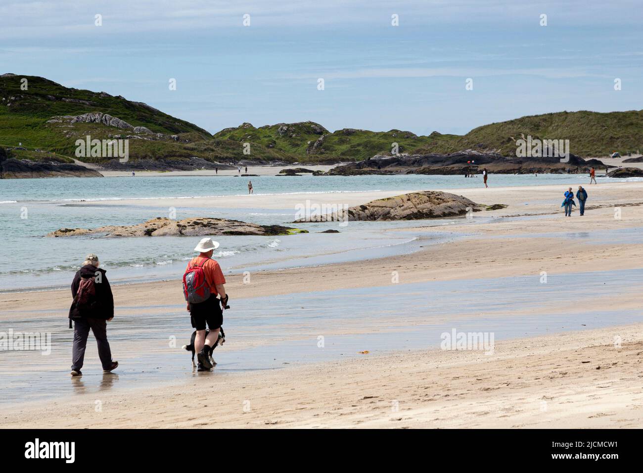 Anneau de Kerry, Irlande, 14/06/2022, personnes marchant sur la plage de Derrynane Strand, anneau de Kerry, Irlande Banque D'Images