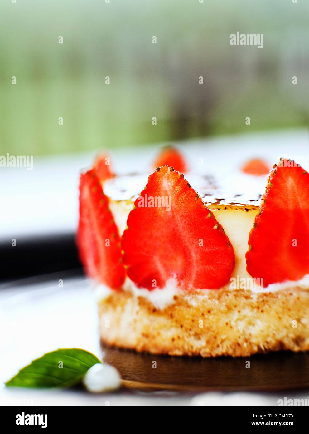 Crème brûlée aux fraises, restaurant Béduur, jardins suspendus d'Ubud, Bali, Indonésie. Banque D'Images