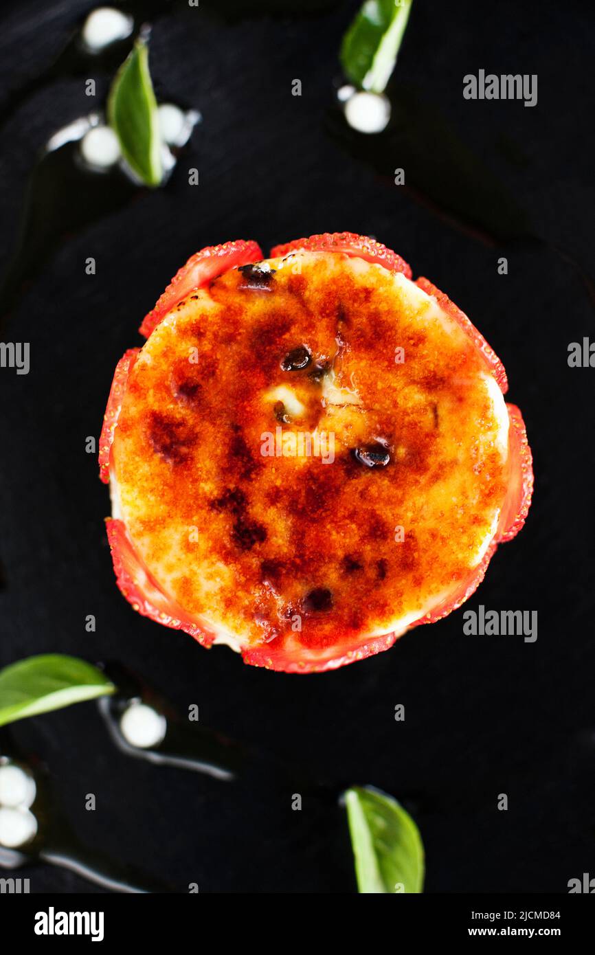 Crème brûlée aux fraises, restaurant Béduur, jardins suspendus d'Ubud, Bali, Indonésie. Banque D'Images