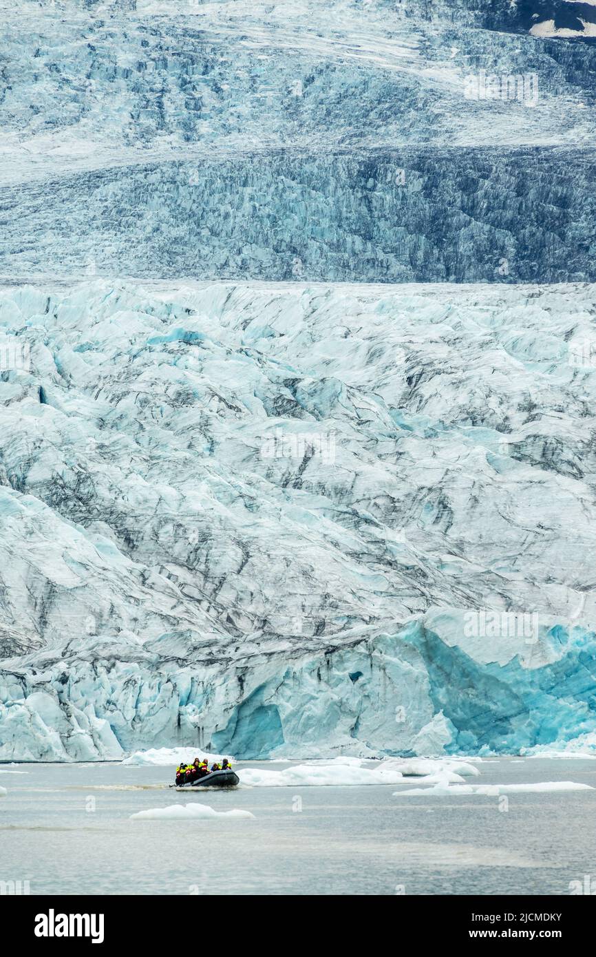 Bateau de zodiaque parmi les icebergs dans le lagon du glacier de Fjallsarlon, paysage arctique, Islande Banque D'Images