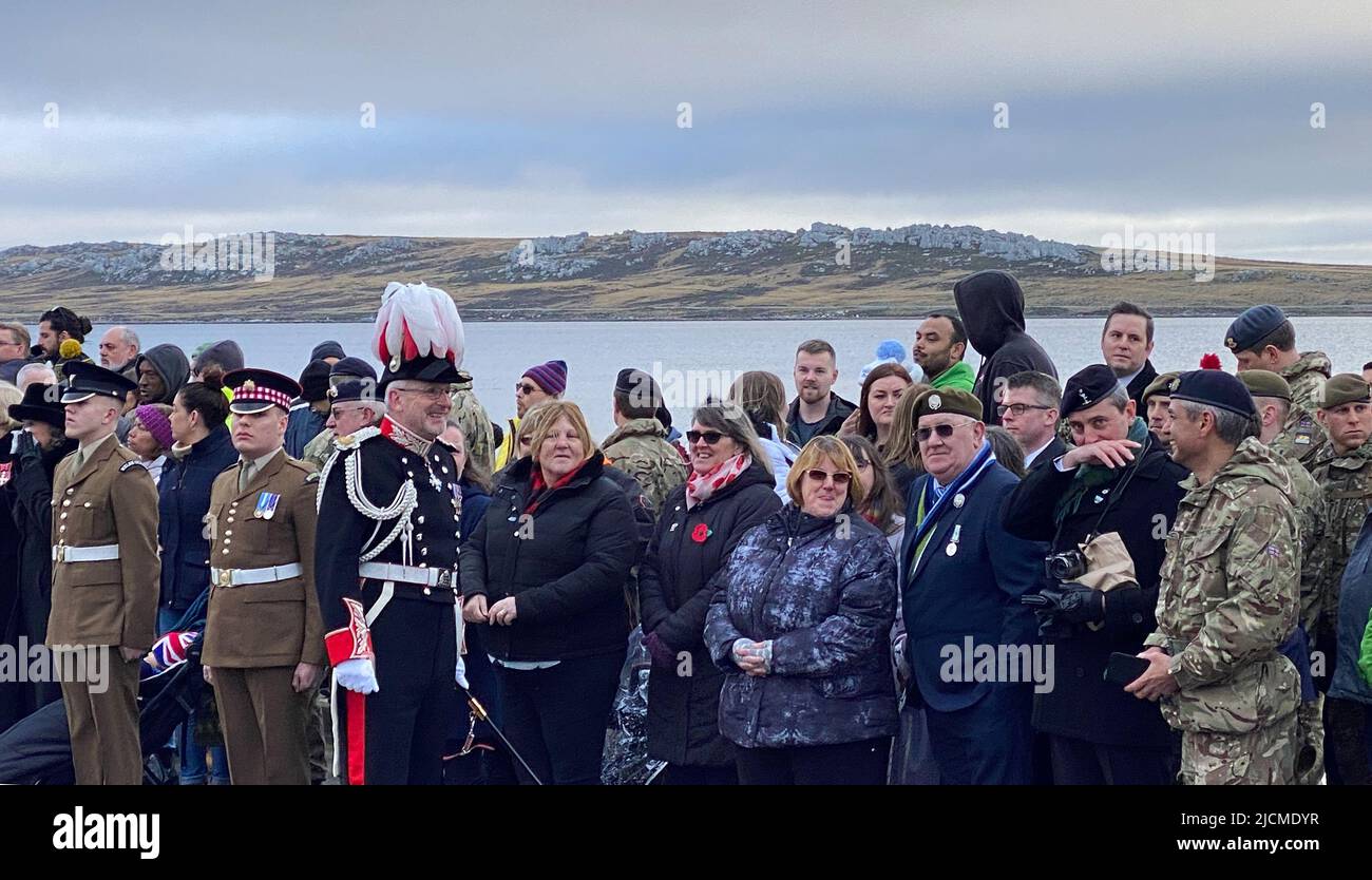 Stanley, Royaume-Uni. 14th juin 2022. Le gouverneur Nigel Phillips et les soldats britanniques participent à la commémoration. Avec un service religieux et un défilé militaire, les habitants des îles Falkland ainsi que le personnel militaire et les anciens combattants ont commémoré les victimes de la guerre contre l'Argentine il y a 40 ans. (À dpa 'Iles Falkland: Commémoration des victimes de la guerre il y a 40 ans') Credit: Benedikt von Imhoff/dpa/Alay Live News Banque D'Images