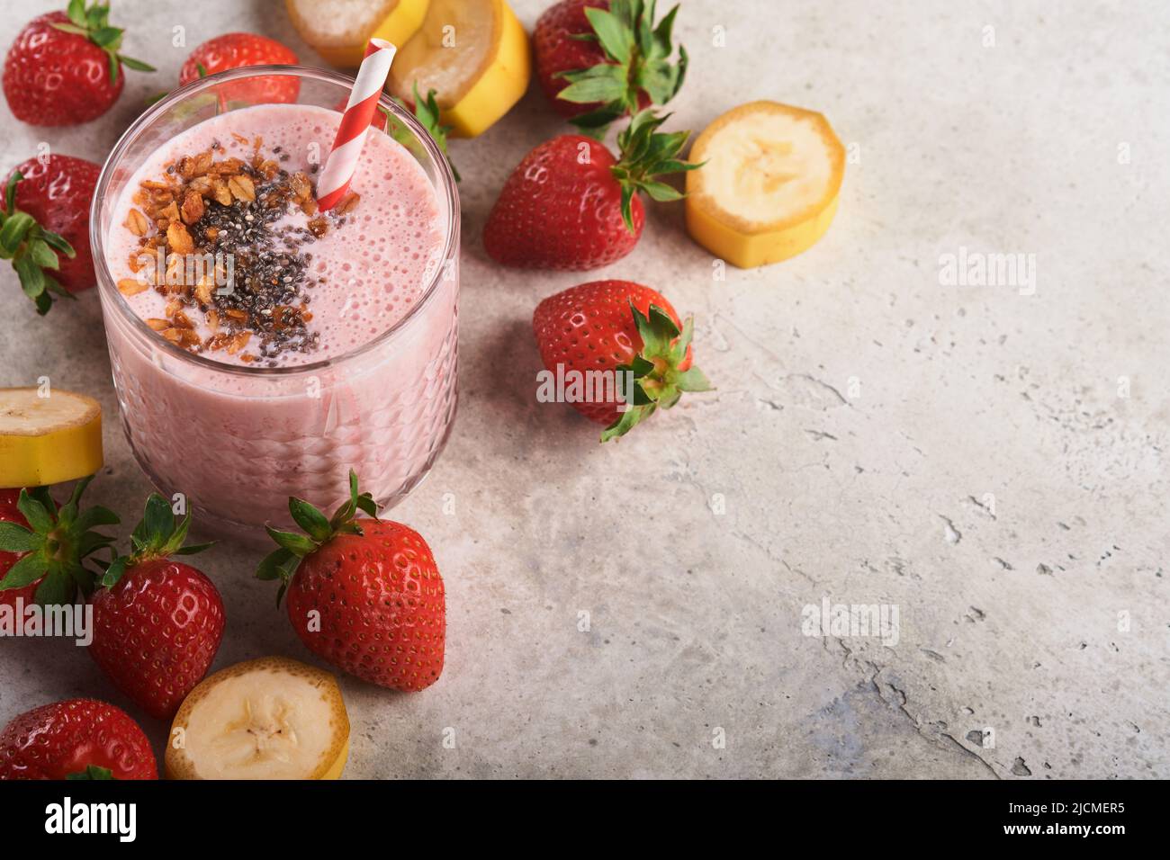 Smoothie aux fraises. Smoothie végétalien ou milkshake de fraise, banane et menthe sur fond blanc de table en bois. Manger propre, régime alcalin. Haut v Banque D'Images