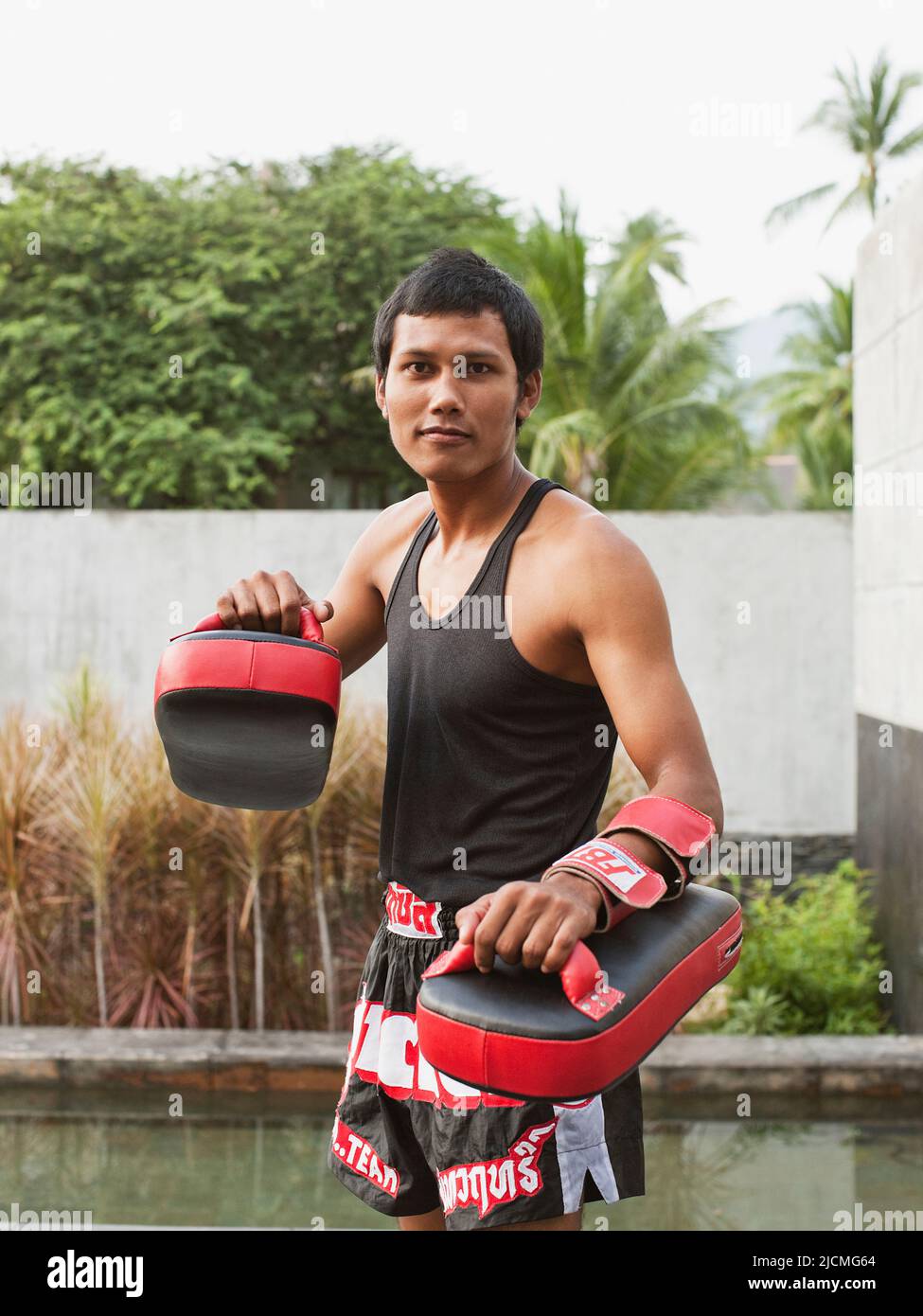 Un instructeur thaïlandais de muay montre quelques mouvements de boxe thaï. Phuket, Thaïlande. Banque D'Images