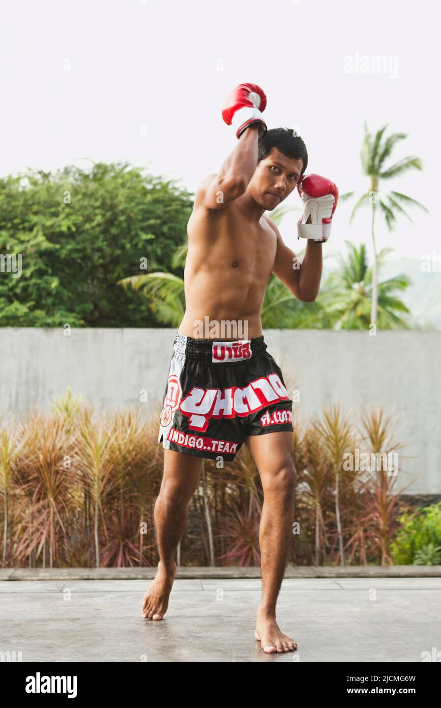 Un instructeur thaïlandais de muay montre quelques mouvements de boxe thaï. Phuket, Thaïlande. Banque D'Images