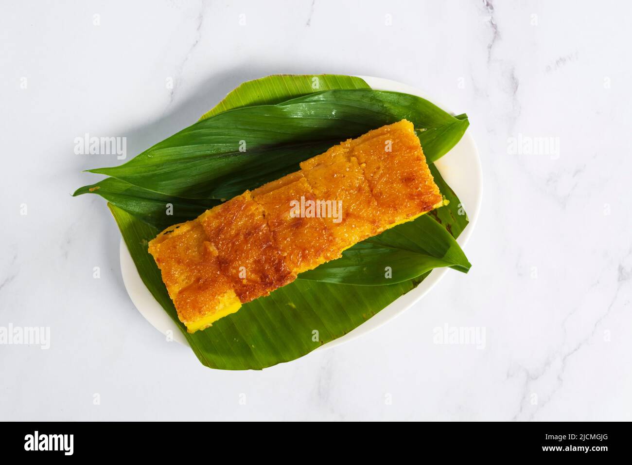 Dessert et encas populaires et traditionnels de Malaisie sur une assiette. Kuih Bingka UBI ou gâteau au tapioca cuit au four Banque D'Images