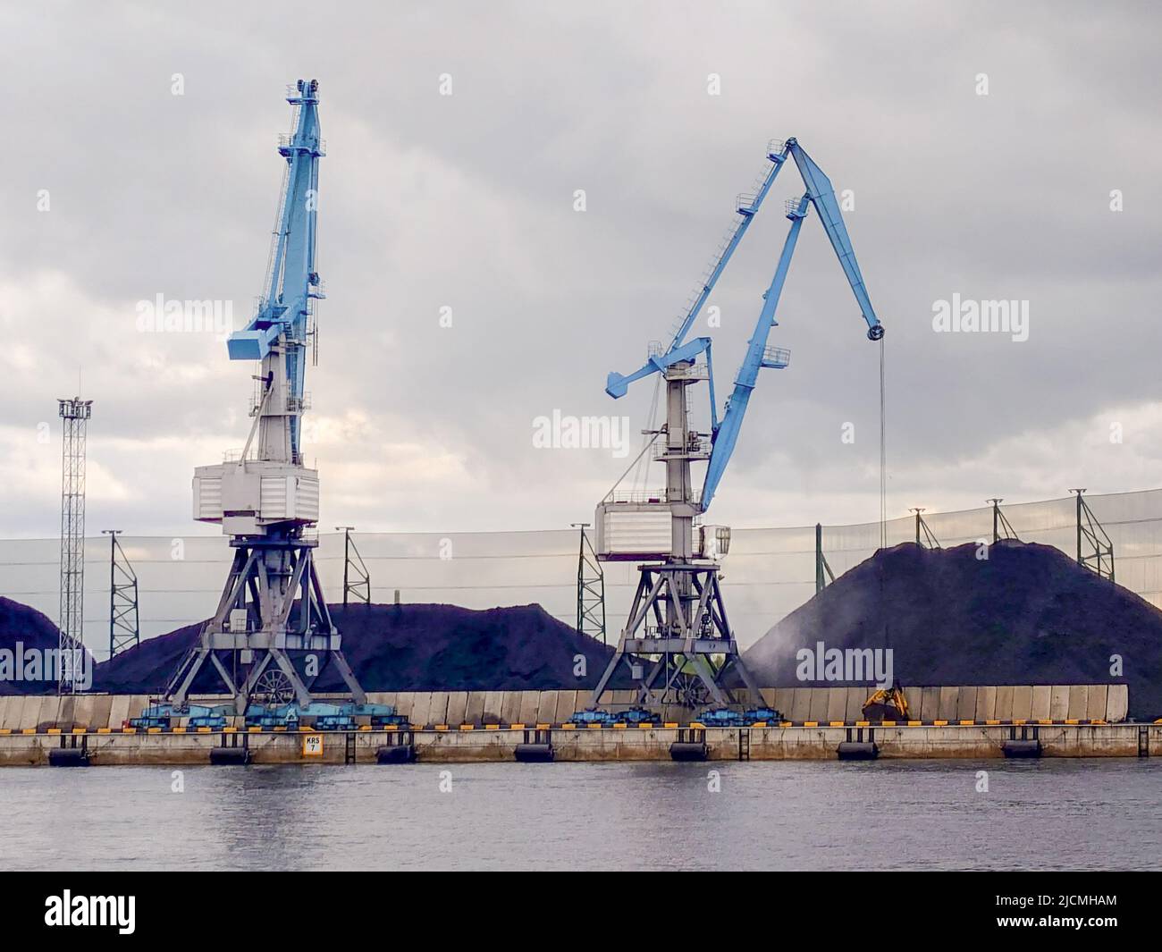 Grues portuaires pour le chargement et le déchargement du charbon dans les trains de marchandises. Transport du charbon Banque D'Images