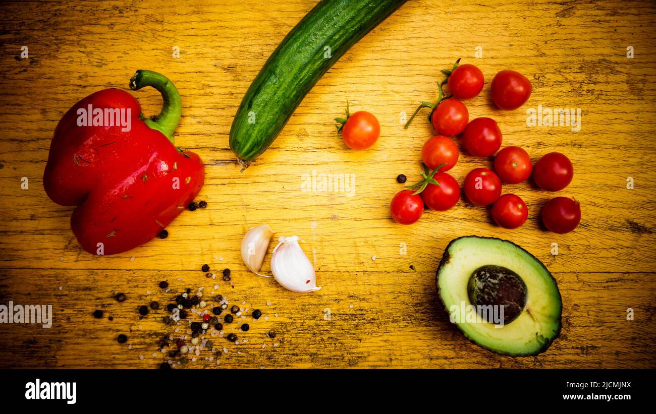 Légumes frais pour plat à salade style rustique vintage Banque D'Images