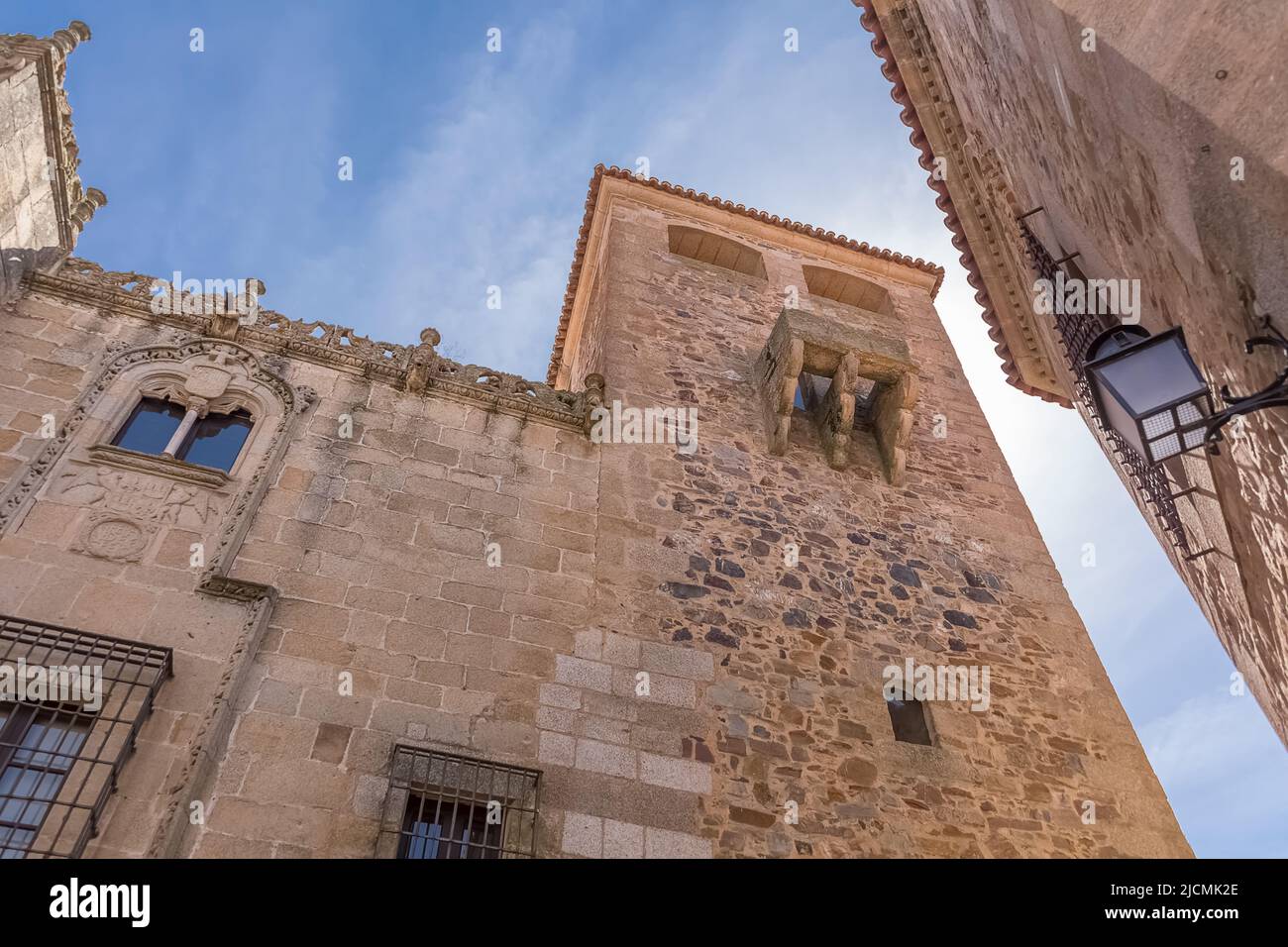 Cáceres Spain - 09 12 2021: Vue détaillée de la tour et de la façade du Palacio de Los Golfines de Abajo, Palais Golfines de Abajo, plaza de los golfin Banque D'Images