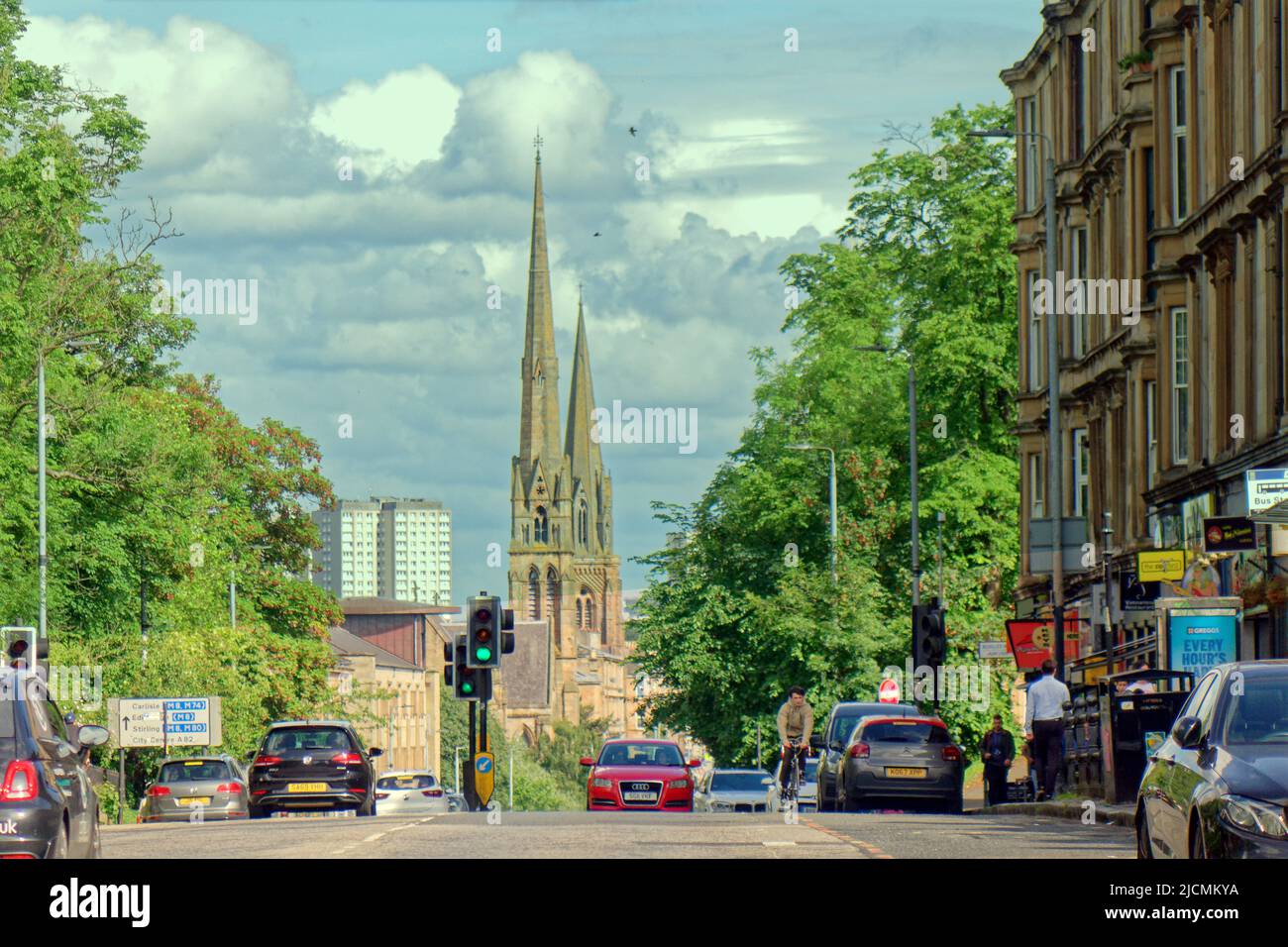 Glasgow, Écosse, Royaume-Uni 14 juin 2022. Météo au Royaume-Uni: Grande route de l'ouest dans l'extrémité ouest reflétant edimbourg. Cette après-midi, les habitants et les touristes ont pris la place george et ses rues environnantes dans la ville pour une journée chaude. Crédit Gerard Ferry/Alay Live News Banque D'Images