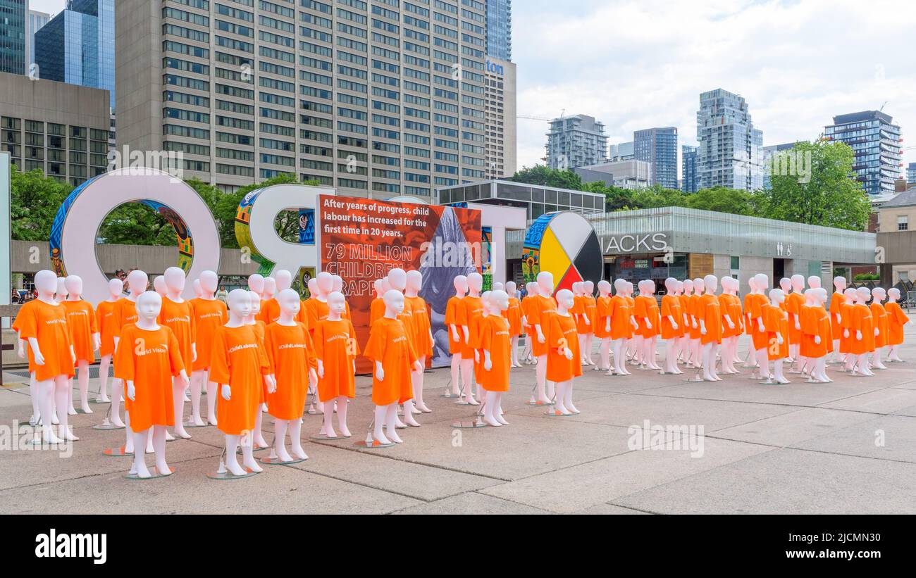 Vision mondiale la collecte de signatures contre le travail des enfants. À cette fin, ils ont installé un morceau d'art dans Nathan Phillips Square. Banque D'Images