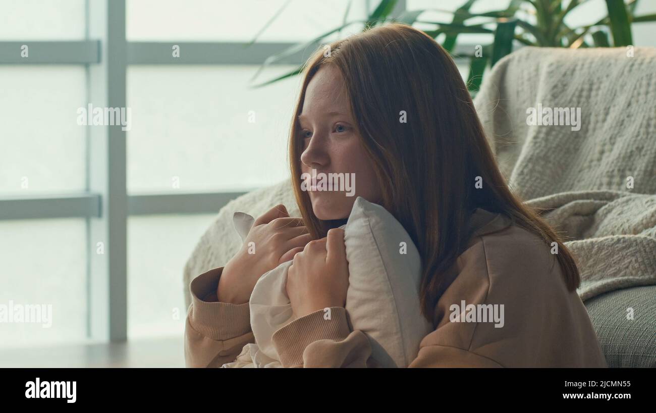 Une adolescente aux cheveux rouges avec des émotions réprimées, Un sentiment de peur Santé mentale Banque D'Images