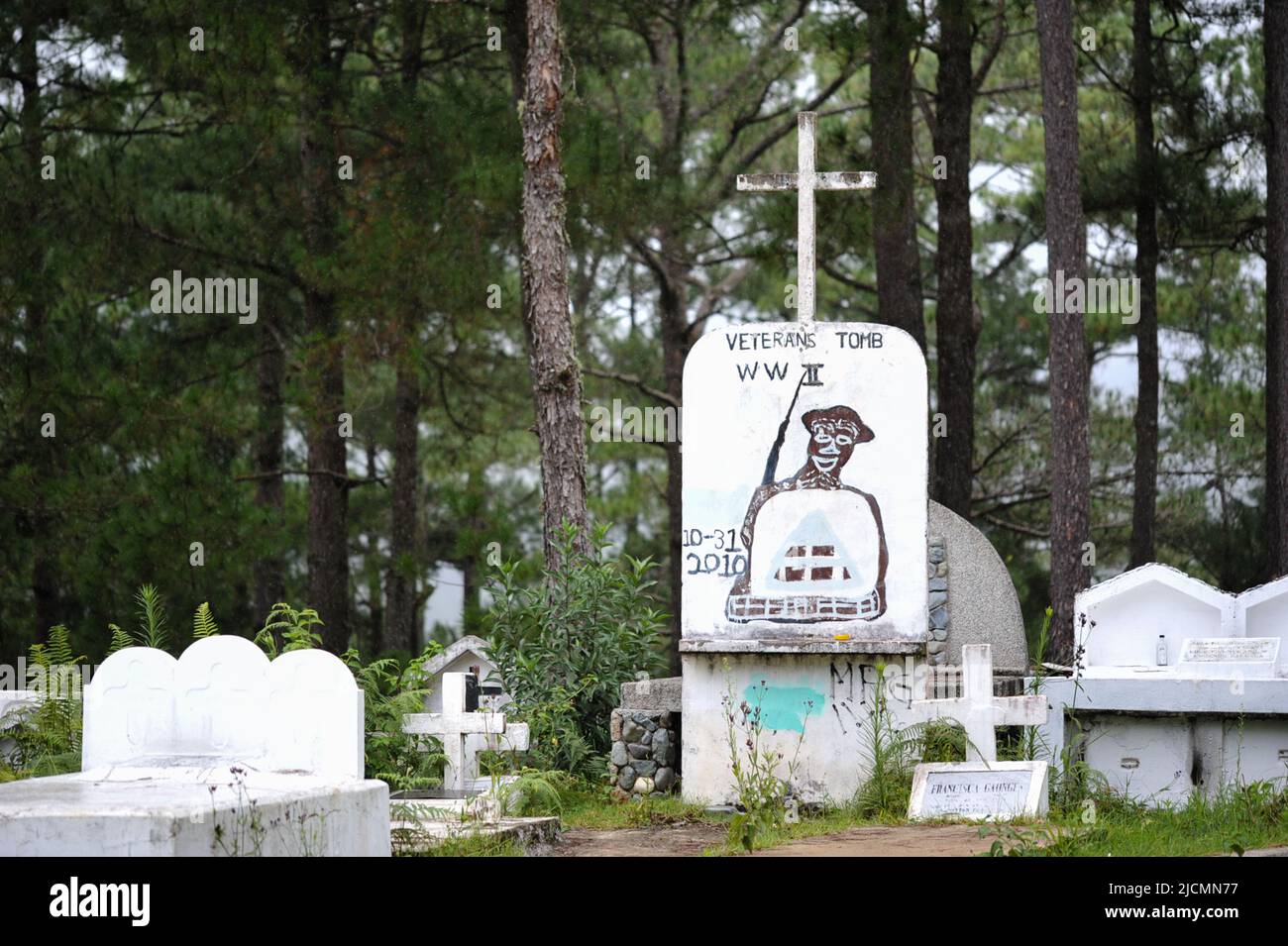 Province de montagne, Philippines : tombe des anciens combattants de la Seconde Guerre mondiale dans le cimetière de Calvary Hill, où les habitants de Sagada enterrent leurs morts de manière ordonnée. Banque D'Images