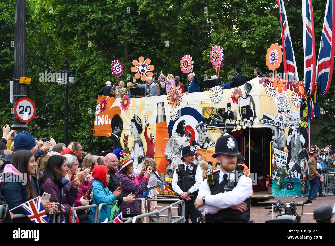 Londres, Royaume-Uni, 5th juin 2022, Platinum Jubilee Pageant le long du Mall. De Westminister à Buckingham Palace. Le temps de nos vies, partie 2 du Pageant. Le défilé jubilant met en valeur les 70 ans du règne de la reine Elizabeth de 1952 à 2022. 1960s dans cette partie, Andrew Lalchan Photography/Alamy Live News Banque D'Images