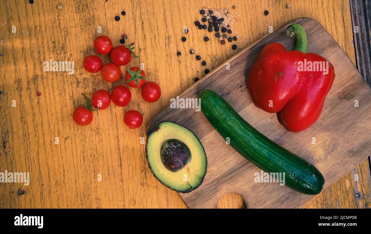 Légumes frais pour plat à salade style rustique vintage Banque D'Images