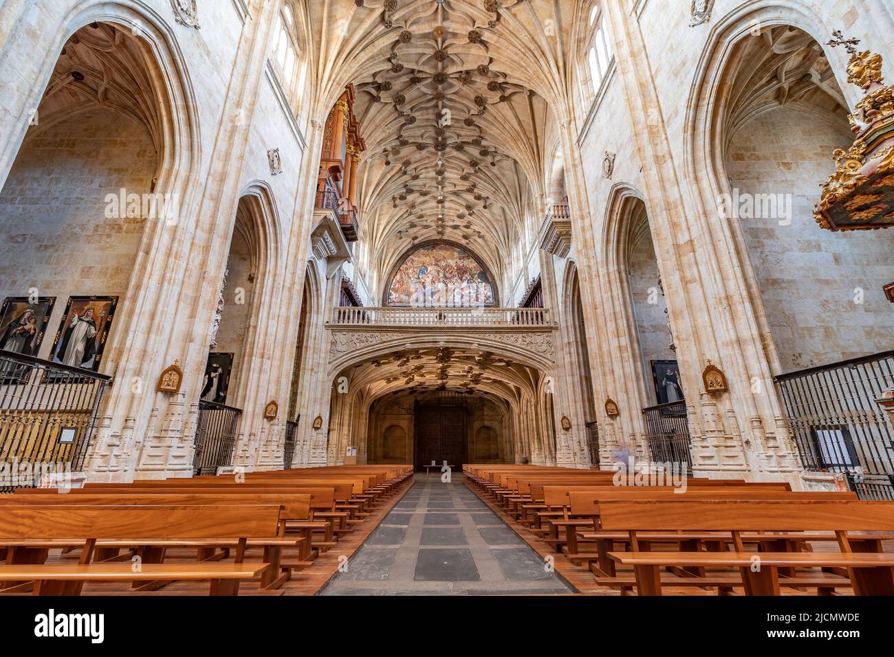 Salamanque - 10 septembre 2017 : intérieur du couvent Saint Esteban à Salamanque, Castille et Léon, Espagne Banque D'Images