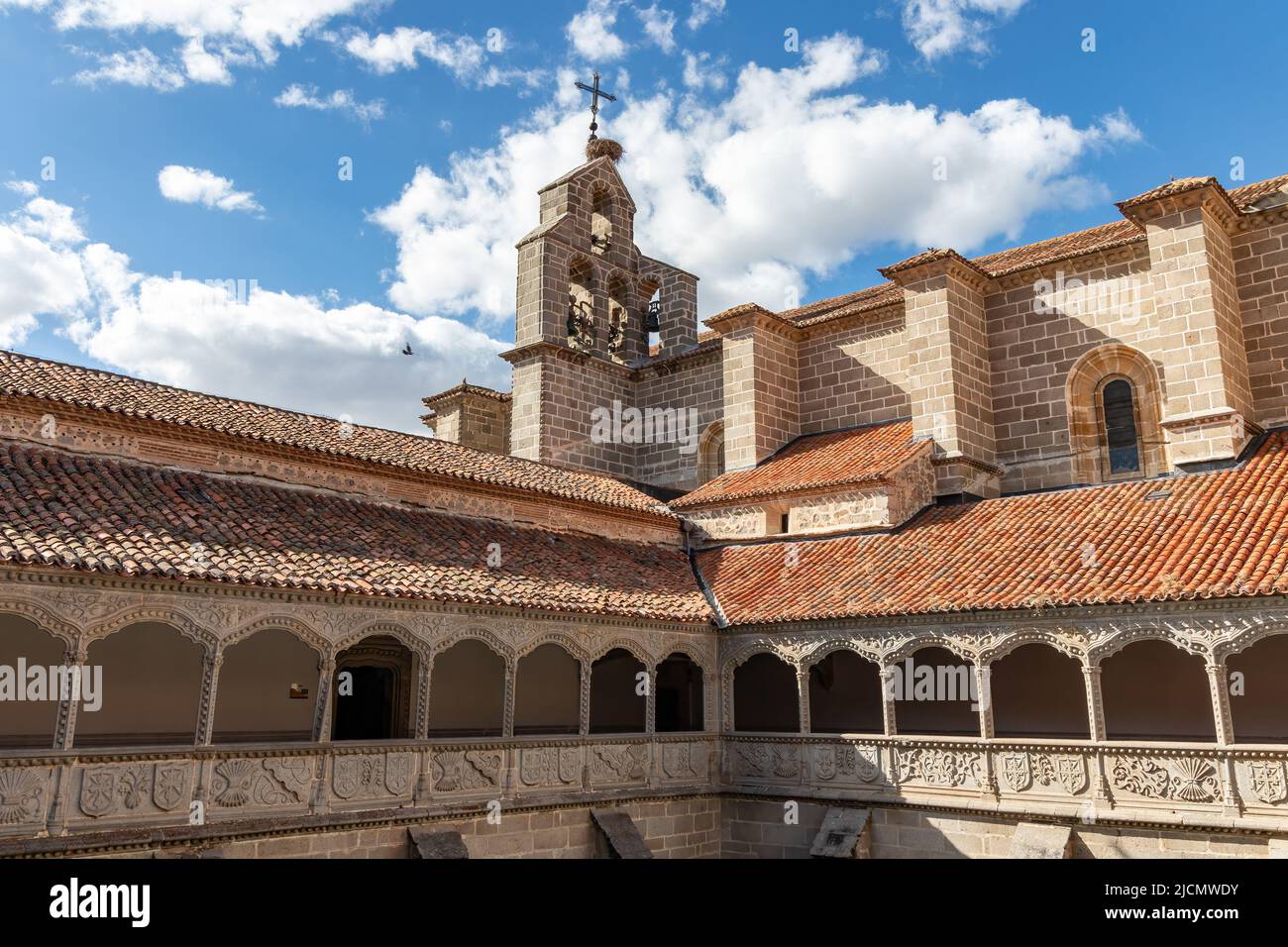 Avila, Espagne - 9 septembre 2017 : cloître du monastère royal de Saint Thomas, le vrai Monasterio de Santo Tomas, est un monastère des monarques catholiques Banque D'Images