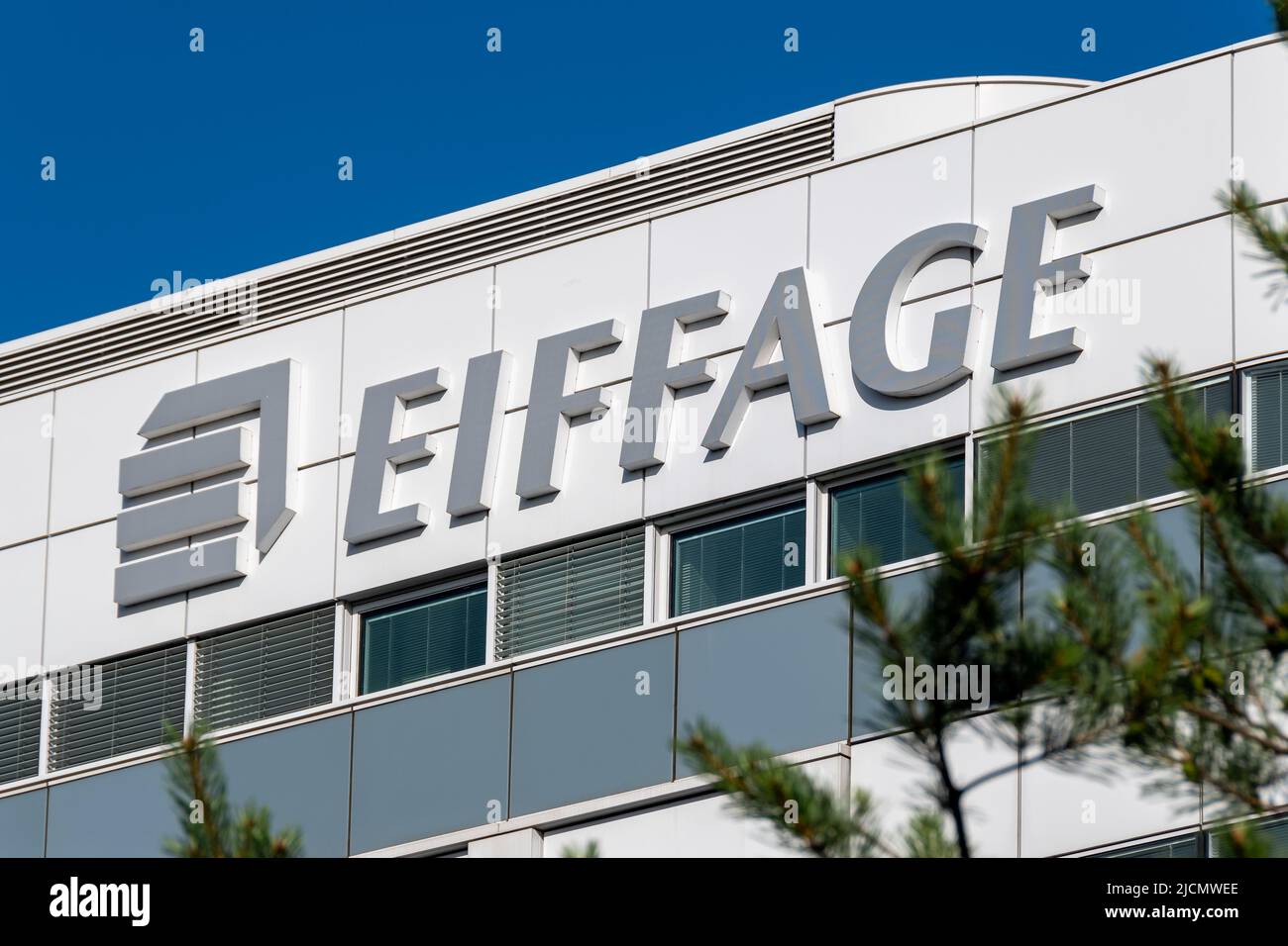 Signe et logo sur le bâtiment du siège d'Eiffage, un groupe international français spécialisé dans la construction et les travaux publics Banque D'Images
