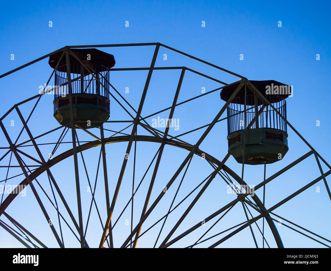 SOUTHEND-ON-SEA, ESSEX, Royaume-Uni - 03 AOÛT 2018 : silhouette de la grande roue de Ferris dans le parc d'attractions Adventure Island, contre le ciel bleu Banque D'Images