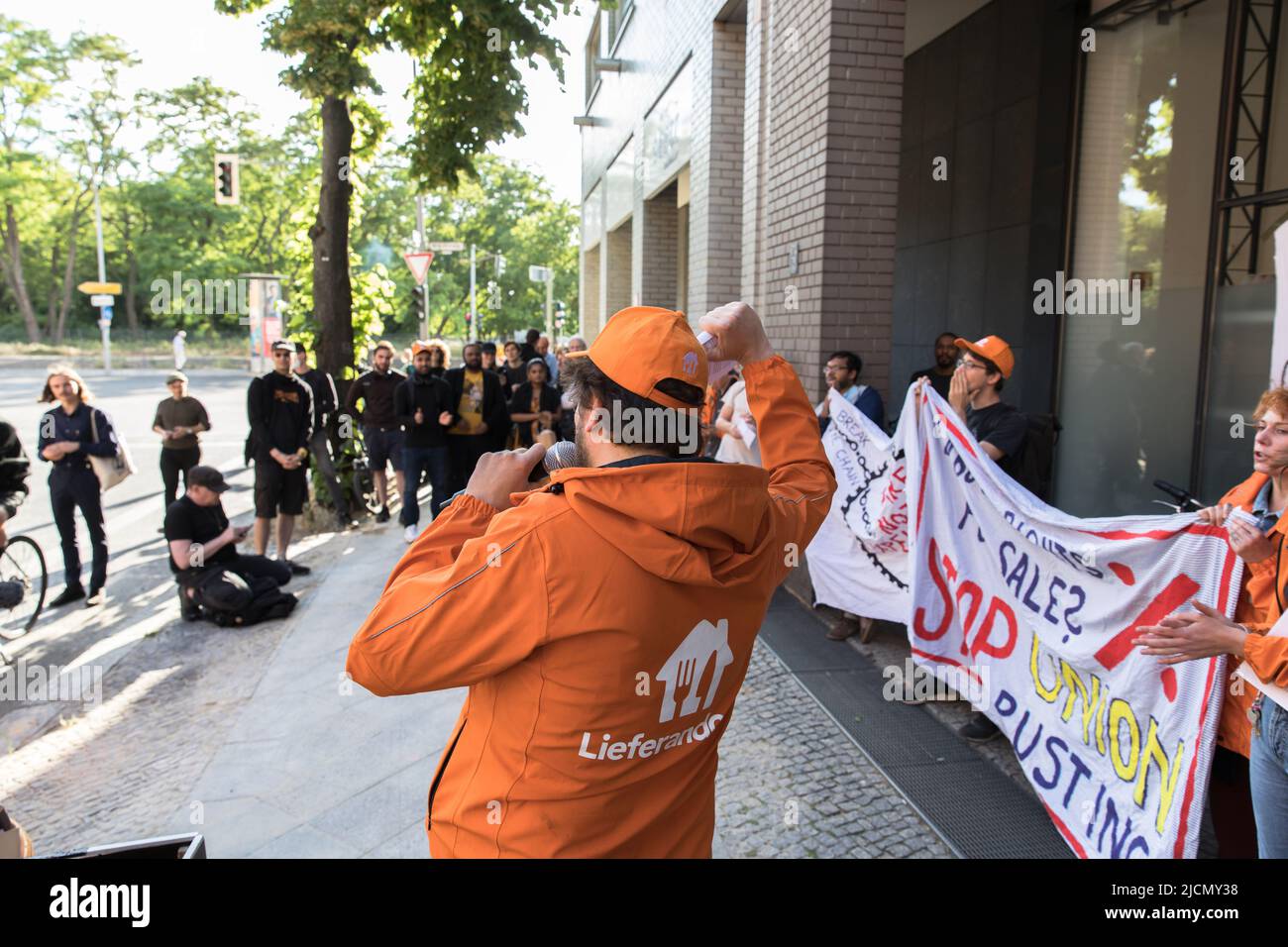 Berlin, Allemagne. 14th juin 2022. Les gens du collectif de travailleurs de Lieferando à Berlin protestaient devant le centre de Lieferando à Berlin à Kochstrasse sur 14 juin 2022. Les manifestants tiennent plusieurs discours et des panneaux. Ils ont parlé de conditions de travail difficiles et de licenciements injustes de plusieurs travailleurs. L'un des principaux objectifs du collectif est de mettre un terme à la syndicalisation. (Photo de Michael Kuenne/PRESSCOV/Sipa USA) crédit: SIPA USA/Alay Live News Banque D'Images
