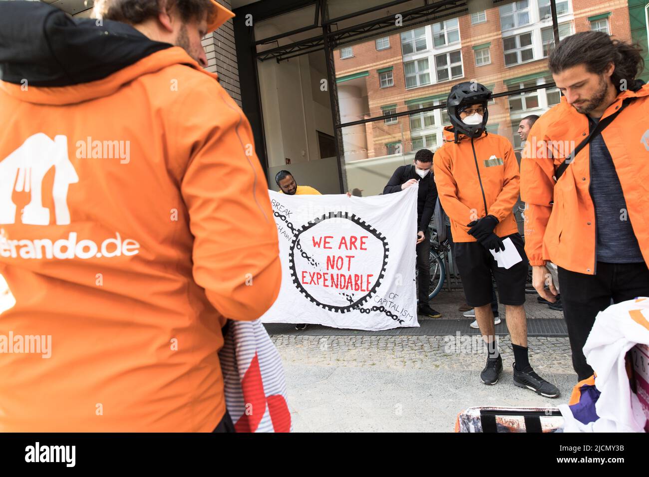 Berlin, Allemagne. 14th juin 2022. Les gens du collectif de travailleurs de Lieferando à Berlin protestaient devant le centre de Lieferando à Berlin à Kochstrasse sur 14 juin 2022. Les manifestants tiennent plusieurs discours et des panneaux. Ils ont parlé de conditions de travail difficiles et de licenciements injustes de plusieurs travailleurs. L'un des principaux objectifs du collectif est de mettre un terme à la syndicalisation. (Photo de Michael Kuenne/PRESSCOV/Sipa USA) crédit: SIPA USA/Alay Live News Banque D'Images