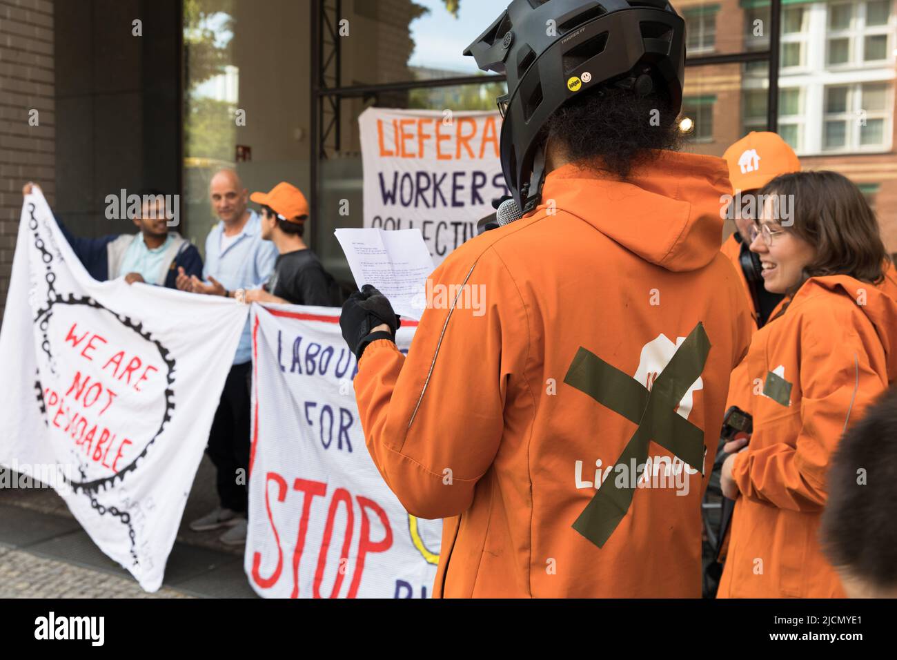 Berlin, Allemagne. 14th juin 2022. Les gens du collectif de travailleurs de Lieferando à Berlin protestaient devant le centre de Lieferando à Berlin à Kochstrasse sur 14 juin 2022. Les manifestants tiennent plusieurs discours et des panneaux. Ils ont parlé de conditions de travail difficiles et de licenciements injustes de plusieurs travailleurs. L'un des principaux objectifs du collectif est de mettre un terme à la syndicalisation. (Credit image: © Michael Kuenne/PRESSCOV via ZUMA Press Wire) Banque D'Images