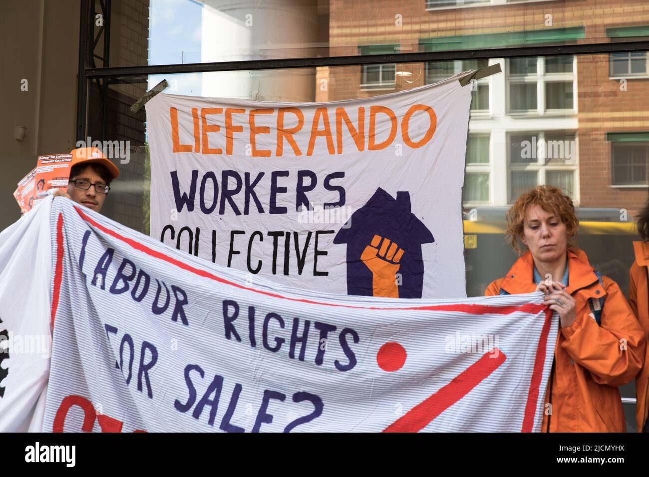 Berlin, Allemagne. 14th juin 2022. Les gens du collectif de travailleurs de Lieferando à Berlin protestaient devant le centre de Lieferando à Berlin à Kochstrasse sur 14 juin 2022. Les manifestants tiennent plusieurs discours et des panneaux. Ils ont parlé de conditions de travail difficiles et de licenciements injustes de plusieurs travailleurs. L'un des principaux objectifs du collectif est de mettre un terme à la syndicalisation. (Credit image: © Michael Kuenne/PRESSCOV via ZUMA Press Wire) Banque D'Images