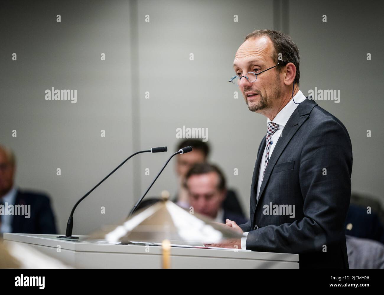 2022-06-14 13:45:32 LA HAYE - Ruard Ganzevoort, président de la commission parlementaire d'enquête sur l'efficacité de la législation anti-discrimination, tout en présentant le rapport de la commission d'enquête à Jan Anthonie Bruijn, président du Sénat. ANP BART MAAT pays-bas hors - belgique hors Banque D'Images