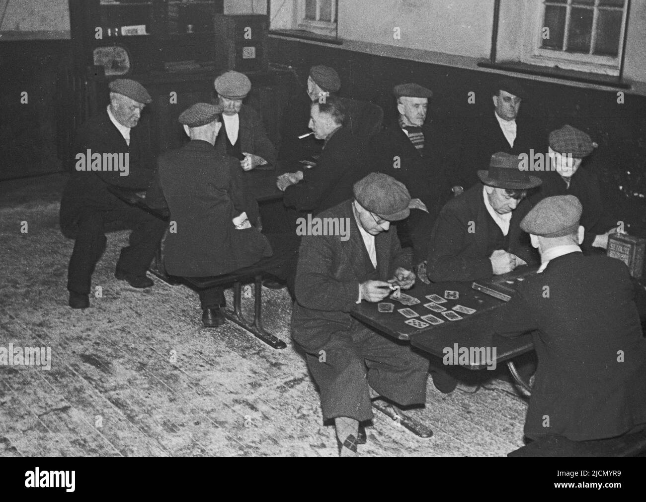 1940s, historique, groupe de chômeurs gallois de la mine jouant le CRIB dans la salle du village de l'exploitation minière de charbon du village de Trefahod, au sud du pays de Galles, au Royaume-Uni. Banque D'Images