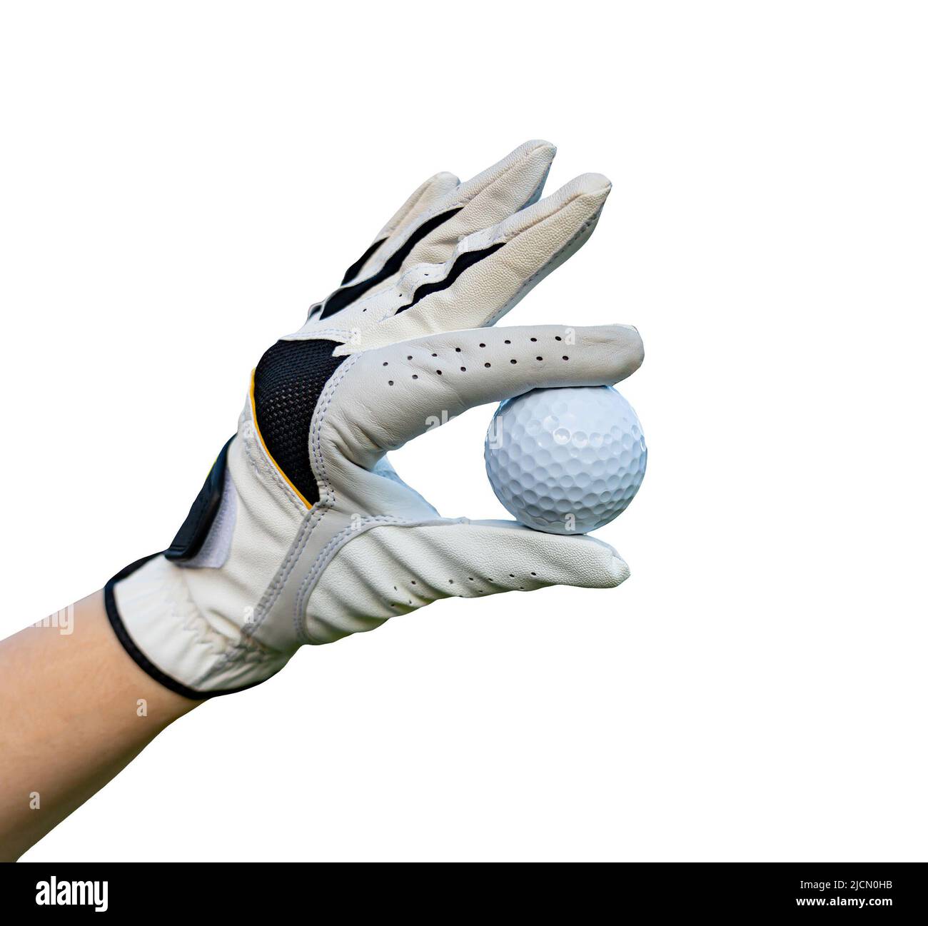 Une main gantée tient une balle de golf élevée isolée sur fond blanc Banque D'Images