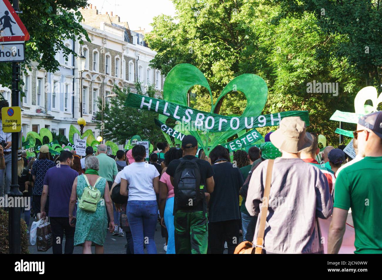 14 juin, Grenfell Tower, Londres, Royaume-Uni. La catastrophe de juin 2017, qui a causé la mort de 72 personnes, a laissé les résidents vivant dans l'ombre encore sentir le vide et la douleur de la tragédie, cinq ans plus tard. PHOTO : la marche silencieuse, une tradition qui a commencé peu après le tragique incendie de Grenfell le 14 juin 2017, a été conçue par un résident local. Crédit : Bridget Catterall/Alamy Live News. Banque D'Images