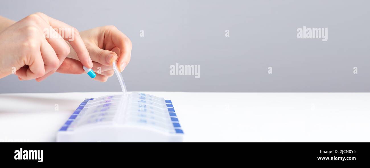 Organiseur pour boîte à pilules, étui pour tablettes en arrière-plan, espace de copie pour le texte. Photo de haute qualité Banque D'Images