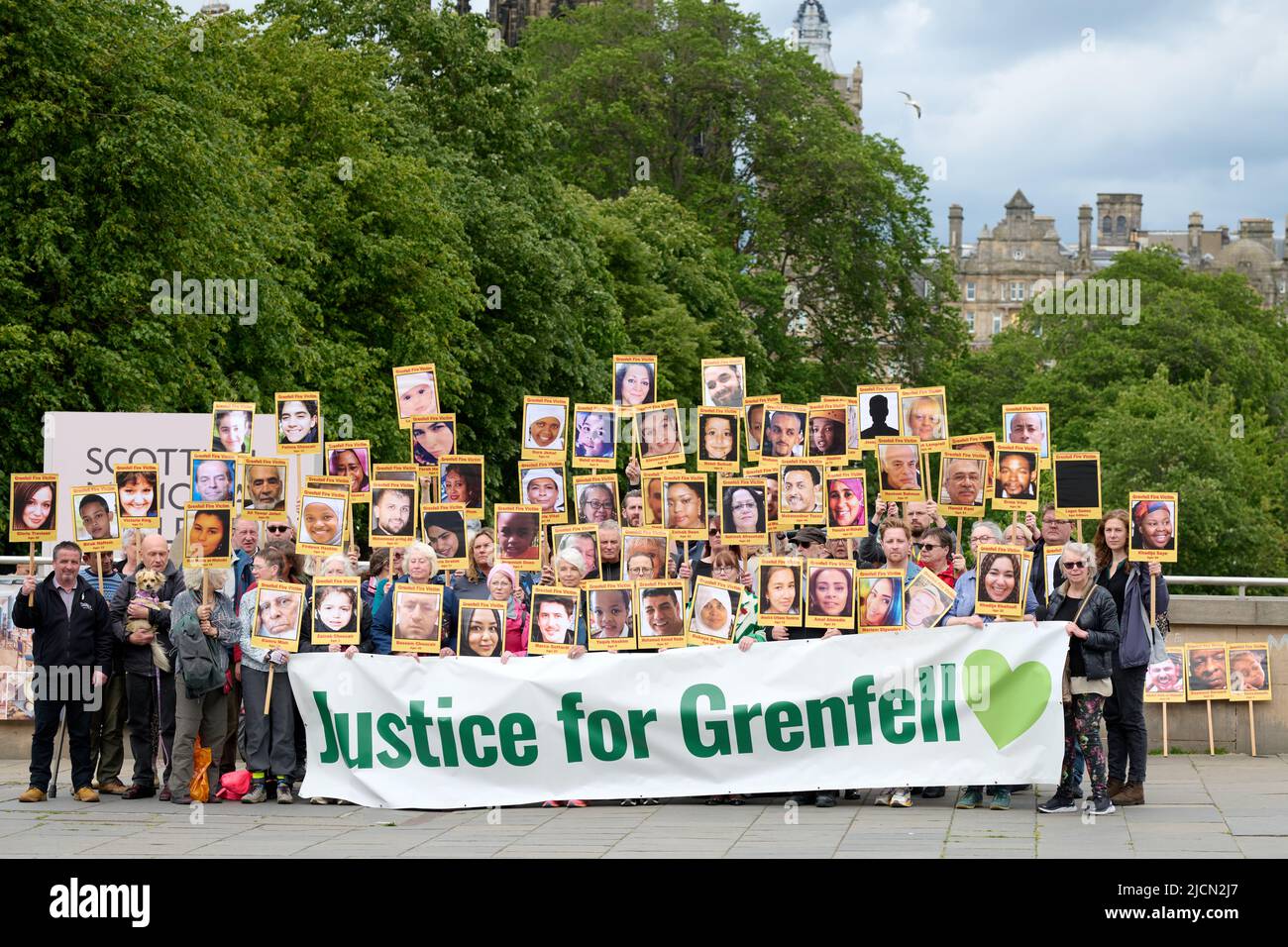 Édimbourg, Écosse, Royaume-Uni, 14 juin 2022. Justice pour Grenfell vegil pour commémorer le cinquième anniversaire de la tragédie se tient sur la Mound. Crédit sst/alamy Live news Banque D'Images