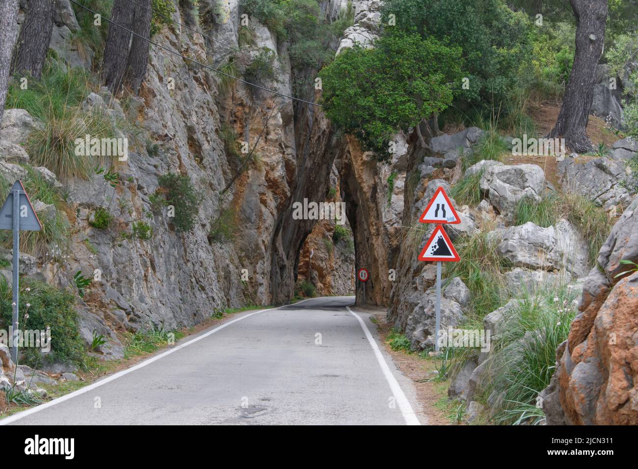 Passage étroit à travers la montagne sur le chemin de sa Calobra, Majorque sur la célèbre route ma-2141 Banque D'Images