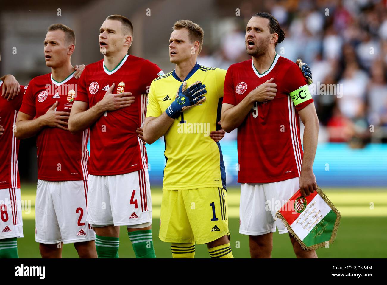 Wolverhampton, Angleterre, 14th juin 2022. Adam Szalai de Hongrie (r) dirige son équipe en signant l'hymne national lors du match de la Ligue des Nations de l'UEFA à Molineux, Wolverhampton. Le crédit photo doit être lu : Darren Staples / Sportimage Banque D'Images