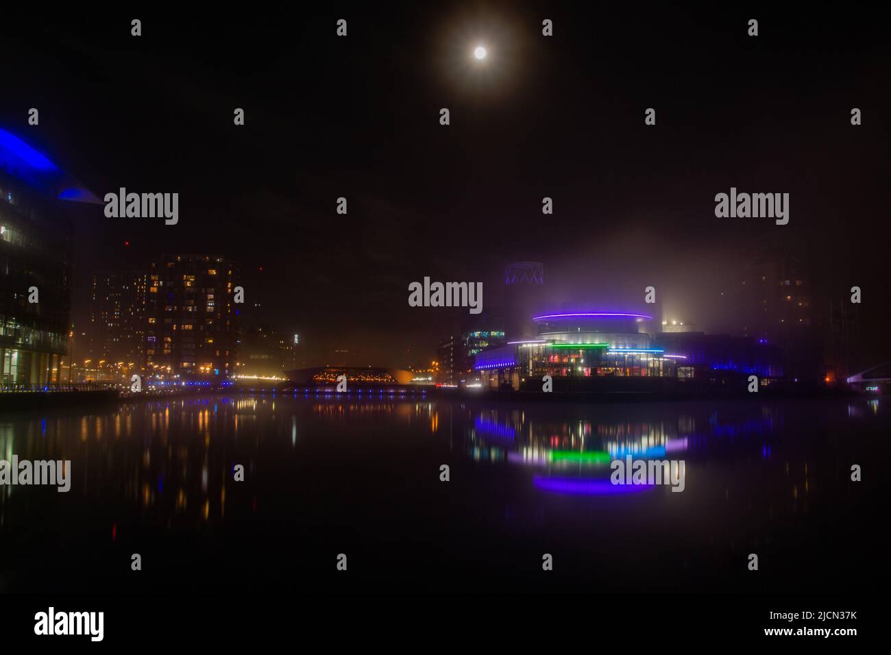 Théâtre de Quays lors d'une nuit brumeuse, Salford Quays, Manchester, Greater Manchester, Royaume-Uni. Banque D'Images