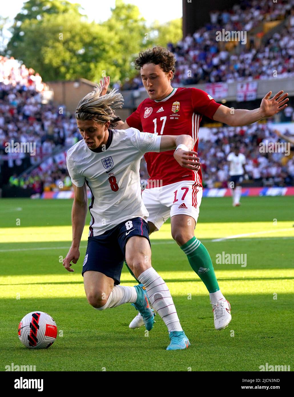 Le Conor Gallagher d'Angleterre (à gauche) et le Callum Styles de Hongrie se battent pour le 