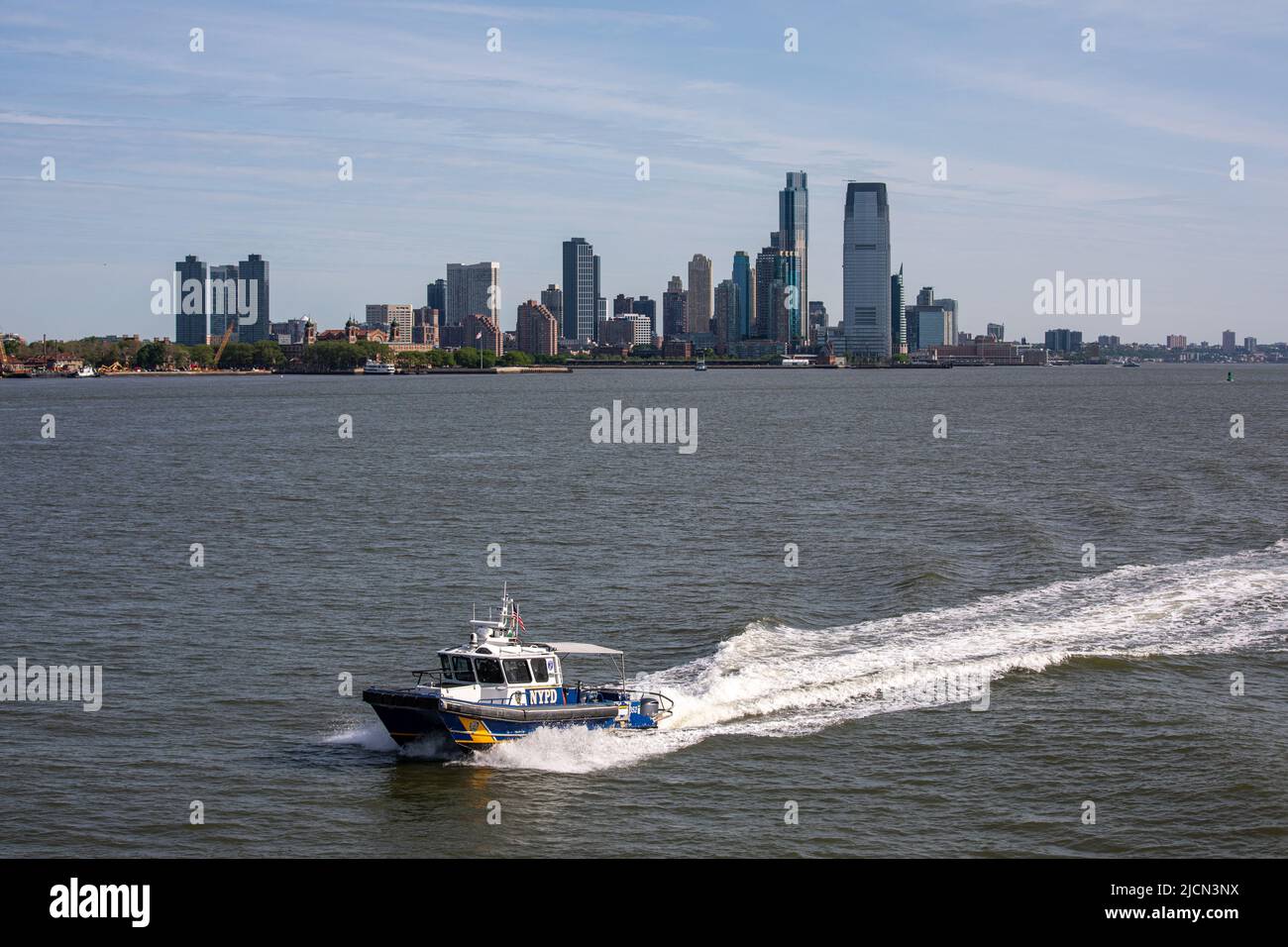 Bateau de police de l'unité portuaire de NYPD avec vue sur Jersey City en arrière-plan à New York, États-Unis d'Amérique Banque D'Images