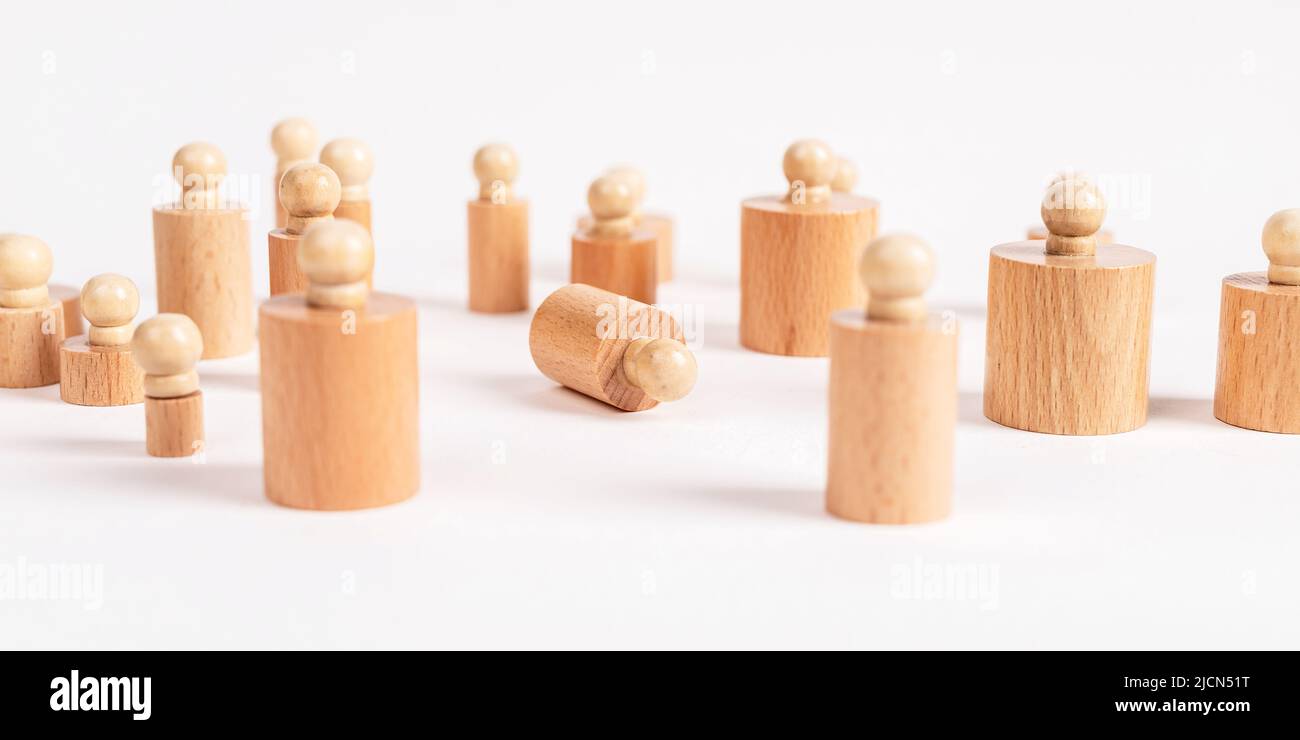 Cylindre Montessori allongé parmi les cylindres debout. Personne faible, objet parmi les forts concept. Jeu de piments en bois. Photo de haute qualité Banque D'Images