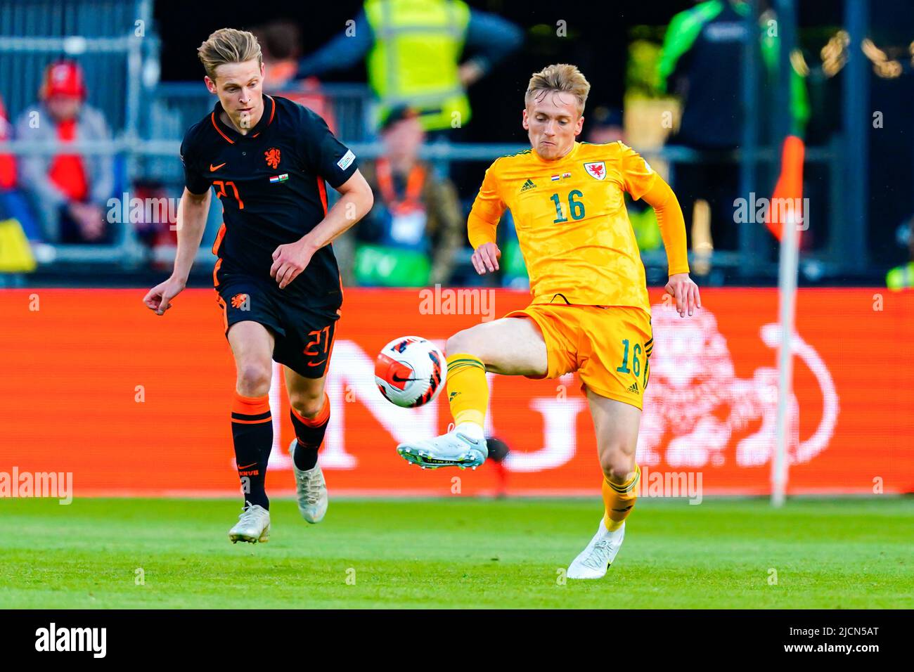 ROTTERDAM, PAYS-BAS - JUIN 14 : Frenkie de Jong des pays-Bas, Matthew Smith du pays de Galles pendant la Ligue des Nations de l'UEFA Un match du Groupe 4 entre les pays-Bas et le pays de Galles au Stadion Feyenoord on 14 juin 2022 à Rotterdam, pays-Bas (photo de Geert van Erven/Orange Pictures) Banque D'Images