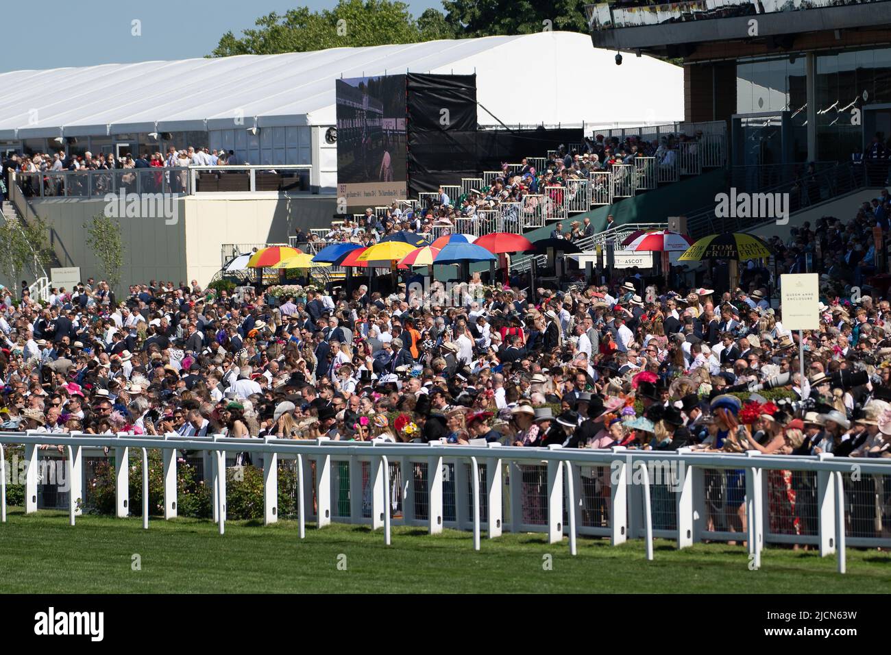 Ascot, Berkshire, Royaume-Uni. 14th juin 2022. Packed stands à l'hippodrome d'Ascot le premier jour de Royal Ascot. Crédit : Maureen McLean/Alay Live News Banque D'Images