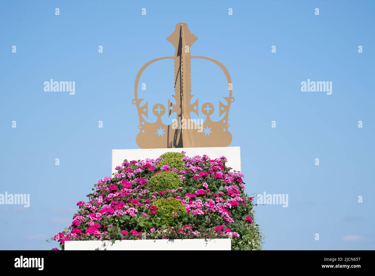 Ascot, Berkshire, Royaume-Uni. 14th juin 2022. Une couronne au-dessus de la ligne d'arrivée à Royal Ascot. Crédit : Maureen McLean/Alay Live News Banque D'Images