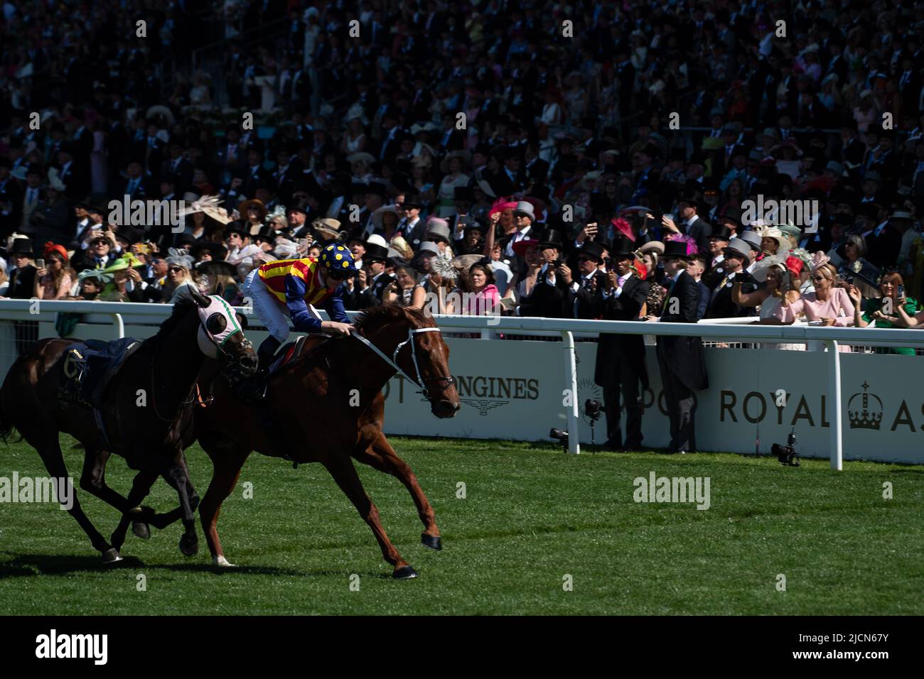 Ascot, Berkshire, Royaume-Uni. 14th juin 2022. Horse nature Strip, criblé par le jockey James McDonald, remporte les piquets du King's Stand. Propriétaires R Lyons, P Harrison, P Kean et al Cheval numéro 6, Khaadem était lâche et courut à côté de la bande de nature pendant qu'ils franchissaient la ligne. Crédit : Maureen McLean/Alay Live News Banque D'Images