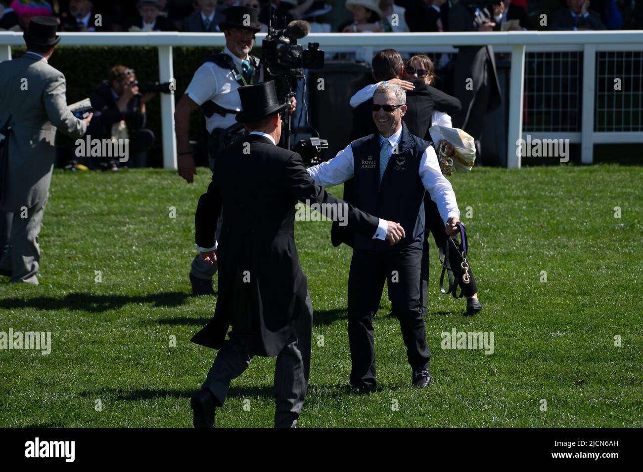 Ascot, Berkshire, Royaume-Uni. 14th juin 2022. Horse nature Strip, criblé par le jockey James McDonald, remporte les piquets du King's Stand. Propriétaires R Lyons, P Harrison, P Kean et al Cheval numéro 6, Khaadem était lâche et courut à côté de la bande de nature pendant qu'ils franchissaient la ligne. Crédit : Maureen McLean/Alay Live News Banque D'Images