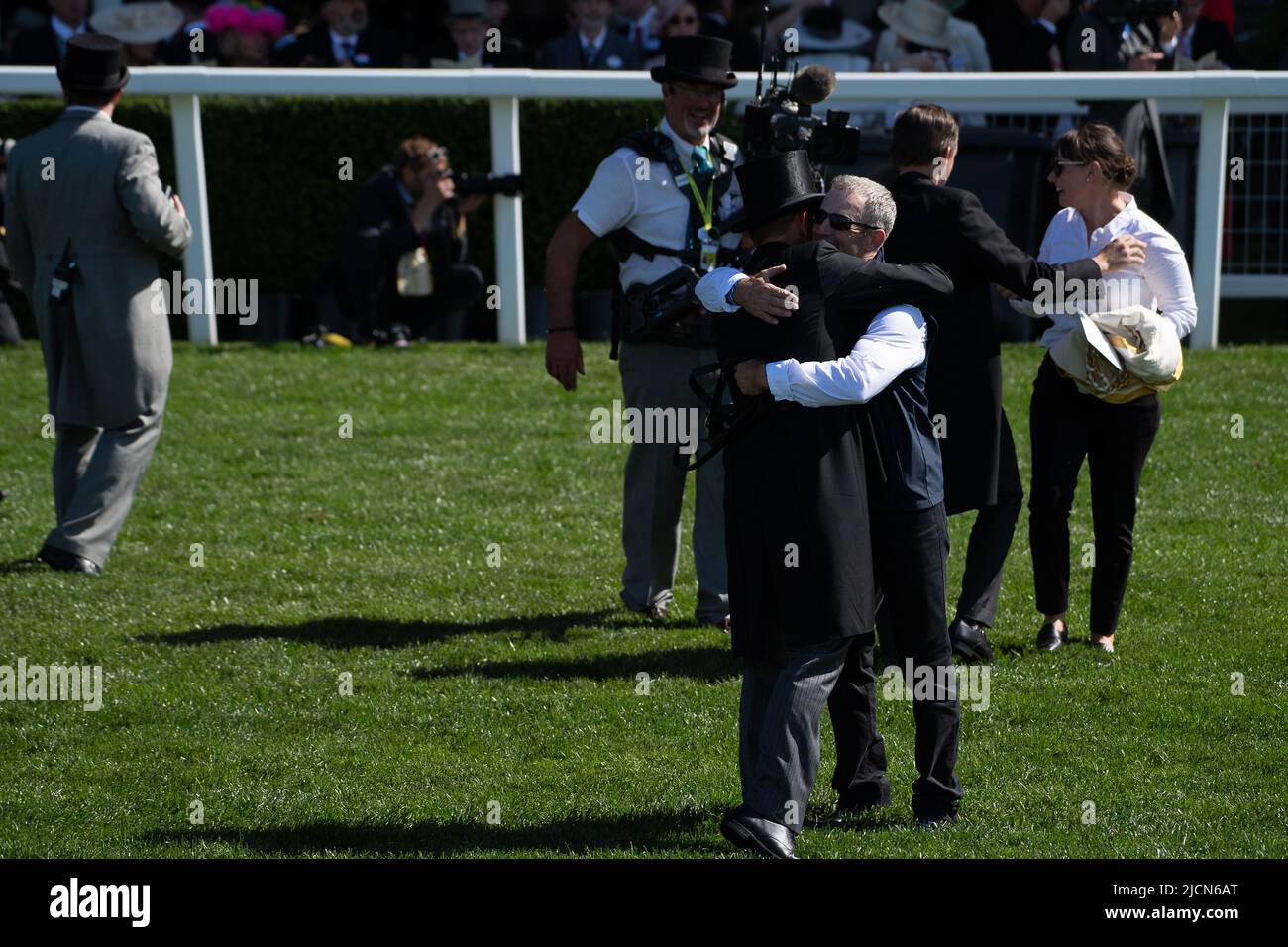 Ascot, Berkshire, Royaume-Uni. 14th juin 2022. Horse nature Strip, criblé par le jockey James McDonald, remporte les piquets du King's Stand. Propriétaires R Lyons, P Harrison, P Kean et al Cheval numéro 6, Khaadem était lâche et courut à côté de la bande de nature pendant qu'ils franchissaient la ligne. Crédit : Maureen McLean/Alay Live News Banque D'Images