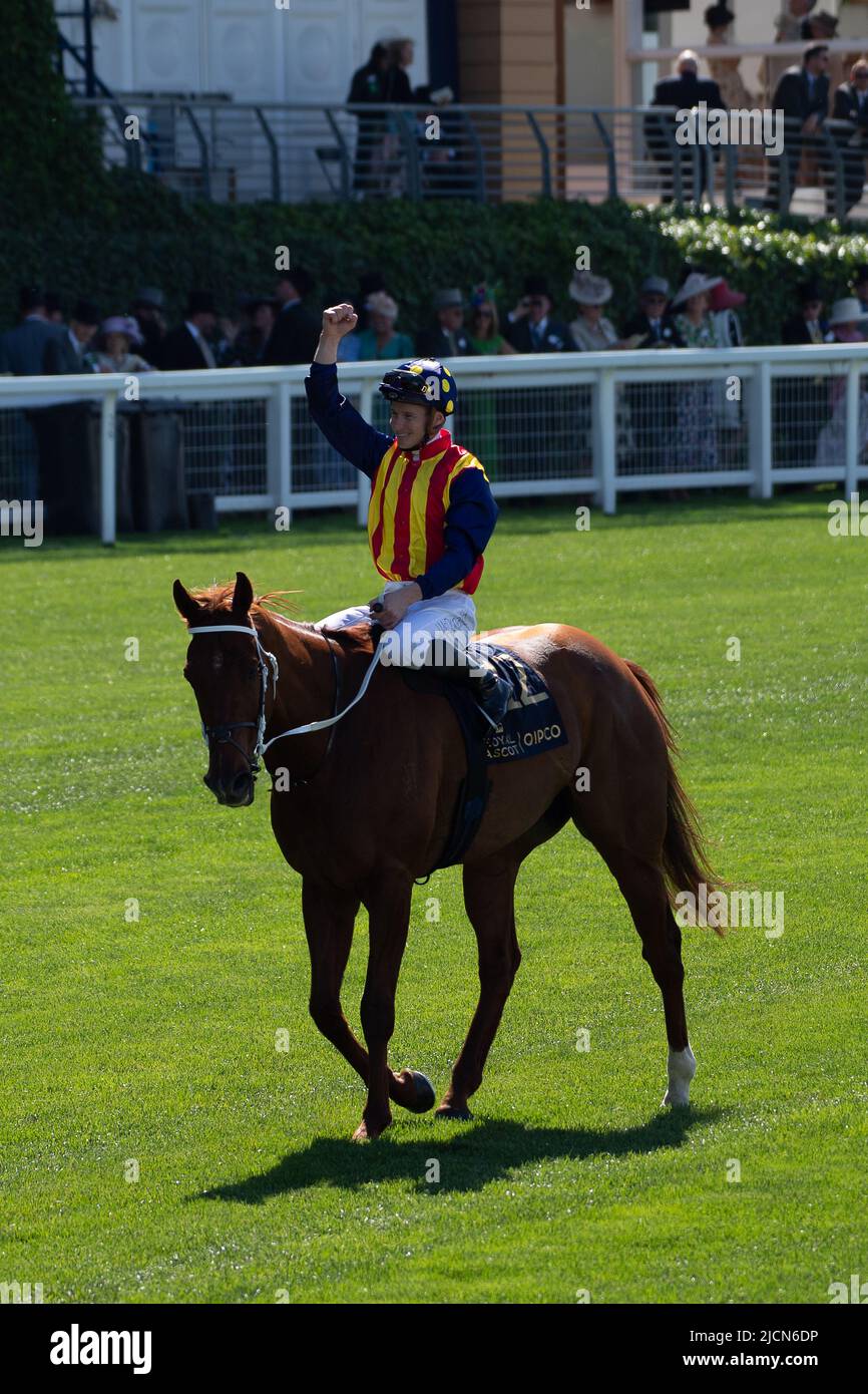 Ascot, Berkshire, Royaume-Uni. 14th juin 2022. Horse nature Strip, criblé par le jockey James McDonald, remporte les piquets du King's Stand. Propriétaires R Lyons, P Harrison, P Kean et al Cheval numéro 6, Khaadem était lâche et courut à côté de la bande de nature pendant qu'ils franchissaient la ligne. Crédit : Maureen McLean/Alay Live News Banque D'Images
