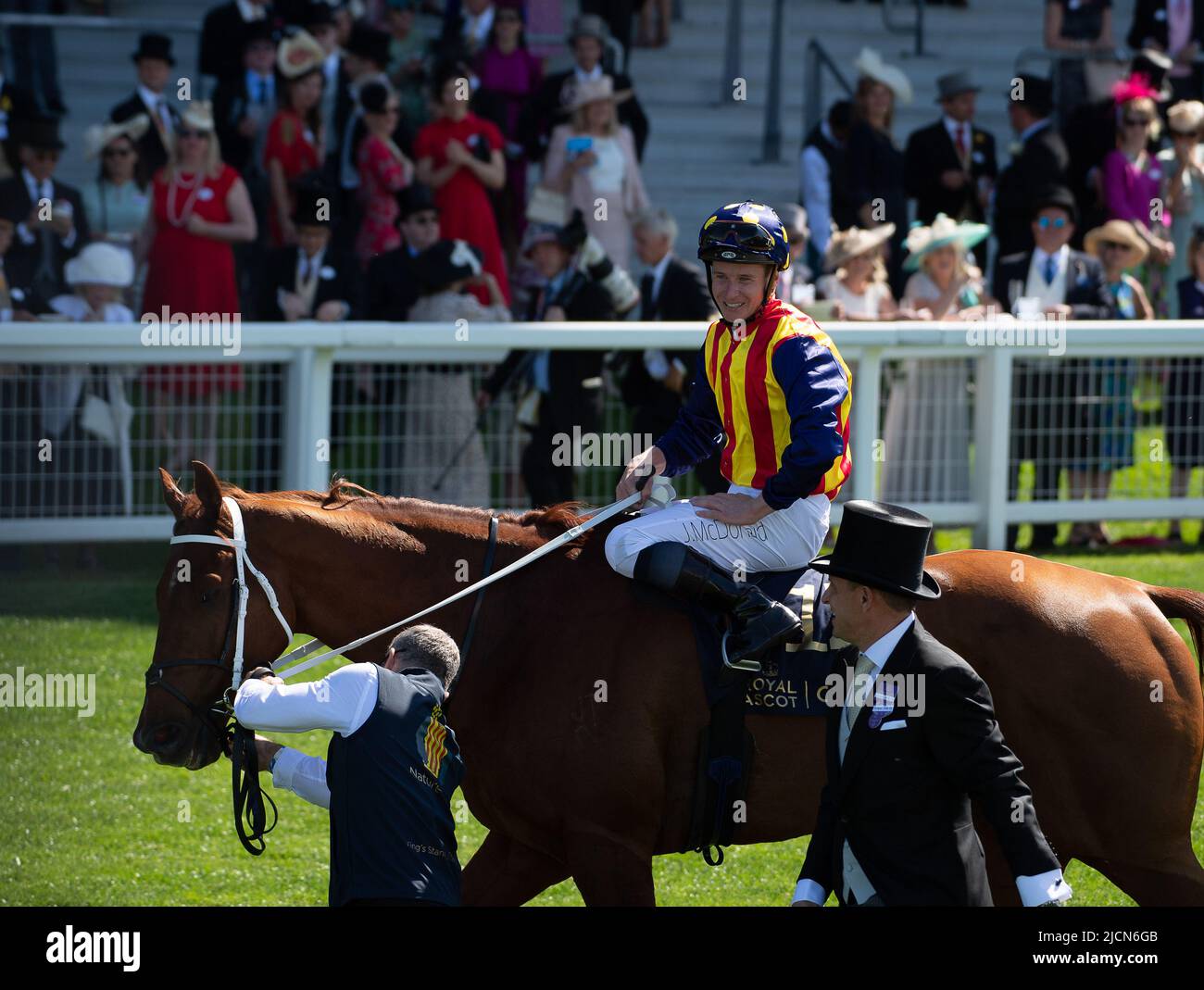 Ascot, Berkshire, Royaume-Uni. 14th juin 2022. Horse nature Strip, criblé par le jockey James McDonald, remporte les piquets du King's Stand. Propriétaires R Lyons, P Harrison, P Kean et al Cheval numéro 6, Khaadem était lâche et courut à côté de la bande de nature pendant qu'ils franchissaient la ligne. Crédit : Maureen McLean/Alay Live News Banque D'Images