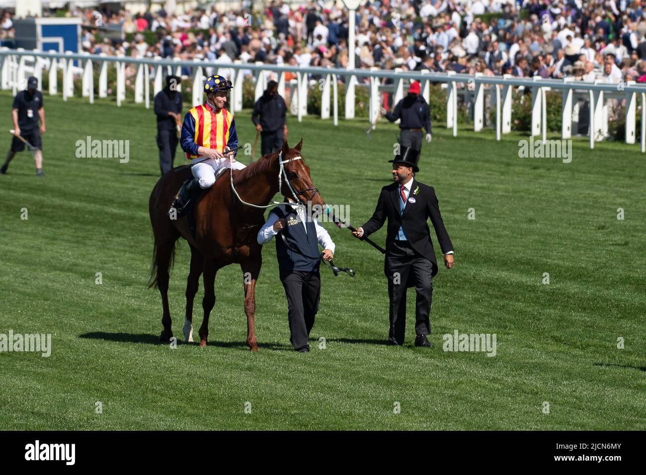 Ascot, Berkshire, Royaume-Uni. 14th juin 2022. Horse nature Strip, criblé par le jockey James McDonald, remporte les piquets du King's Stand. Propriétaires R Lyons, P Harrison, P Kean et al Cheval numéro 6, Khaadem était lâche et courut à côté de la bande de nature pendant qu'ils franchissaient la ligne. Crédit : Maureen McLean/Alay Live News Banque D'Images