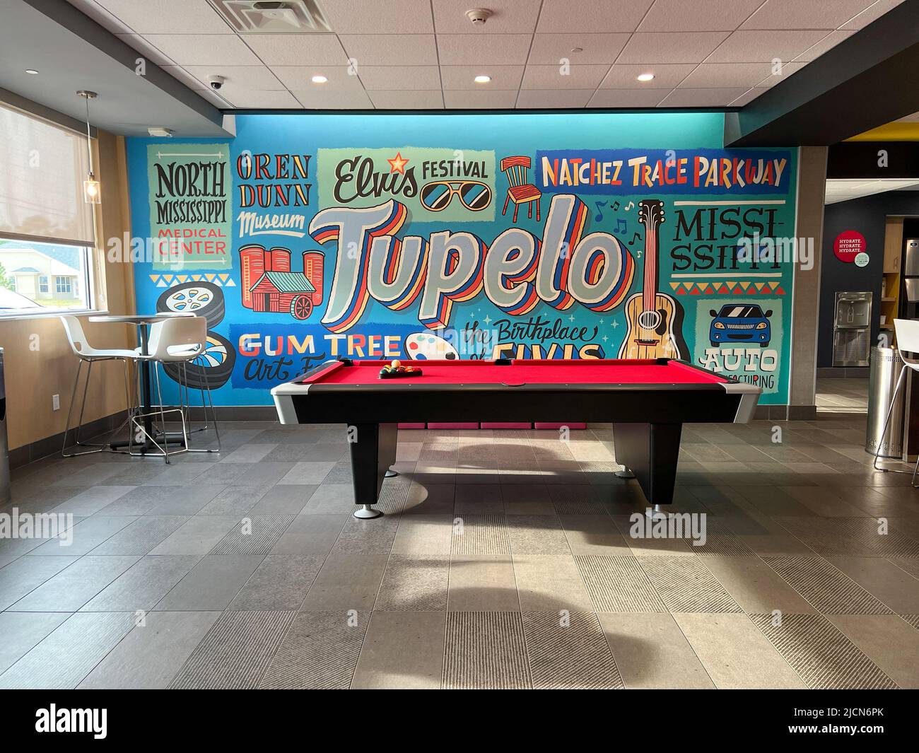 Tupelo, MS USA - 5 mai 2022 : la fresque de Tupelo dans le hall de l'hôtel Tru à Tupelo, Mississippi. Banque D'Images
