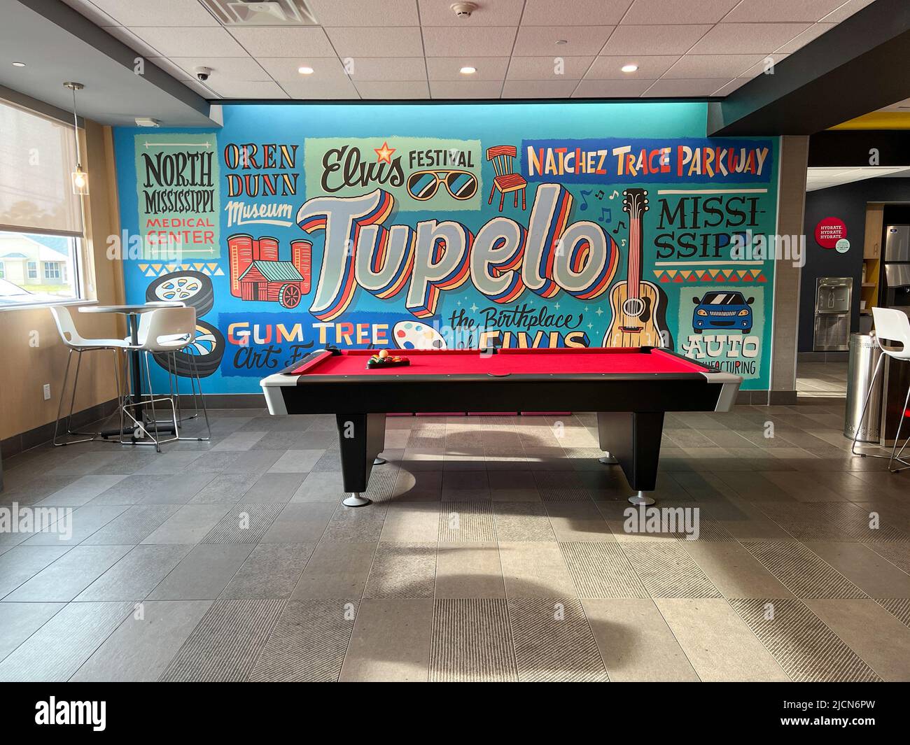 Tupelo, MS USA - 5 mai 2022 : la fresque de Tupelo dans le hall de l'hôtel Tru à Tupelo, Mississippi. Banque D'Images