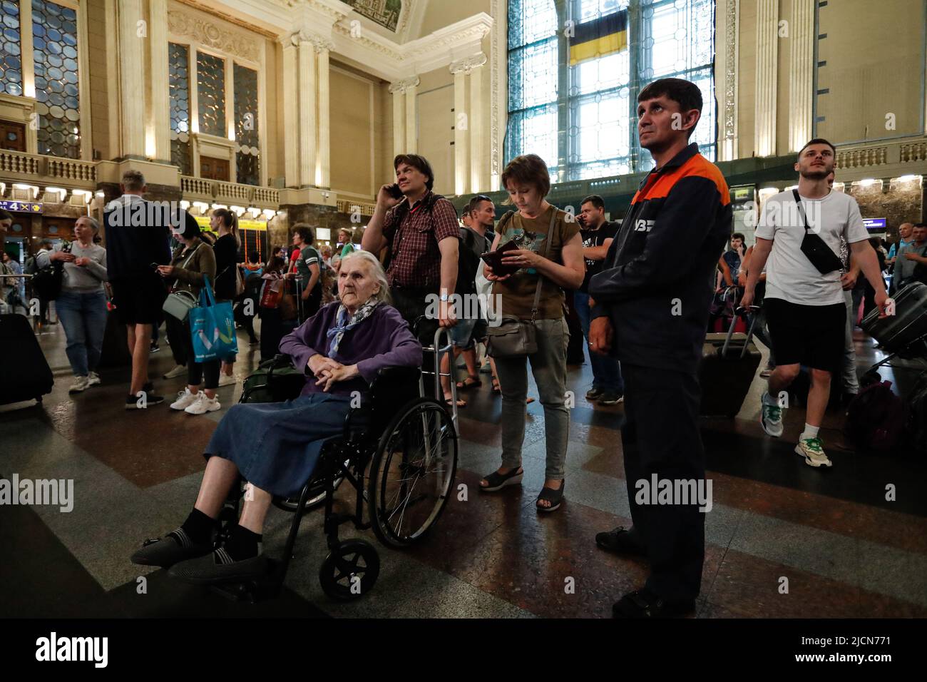 Kiev, Kiev, Ukraine. 14th juin 2022. Une femme ukrainienne âgée avec un handicap et d'autres passagers attendent des trains à Kiev, alors que les gens sont revenus dans leurs villes ravagées par la guerre à travers l'Ukraine, après l'invasion russe du pays. (Image de crédit : © Daniel Cing Shou-Yi/ZUMA Press Wire) Banque D'Images